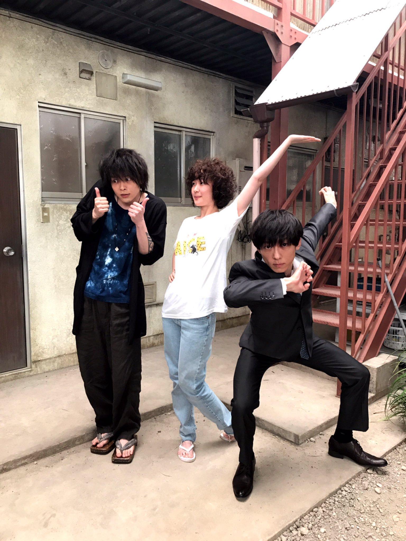 日劇《凪的新生活》裡的中村倫也(左)是外冷內熱的暖男,與高橋一生(右)同時爭搶黑木華。(翻攝自凪的新生活推特)