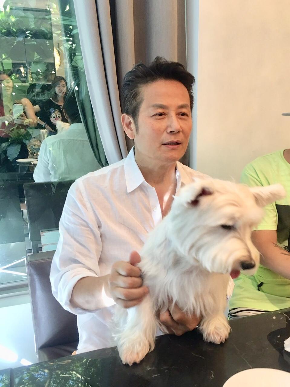 狗女兒來到徐乃麟家後,他爆料都不和老婆牽手睡了。(17media提供)