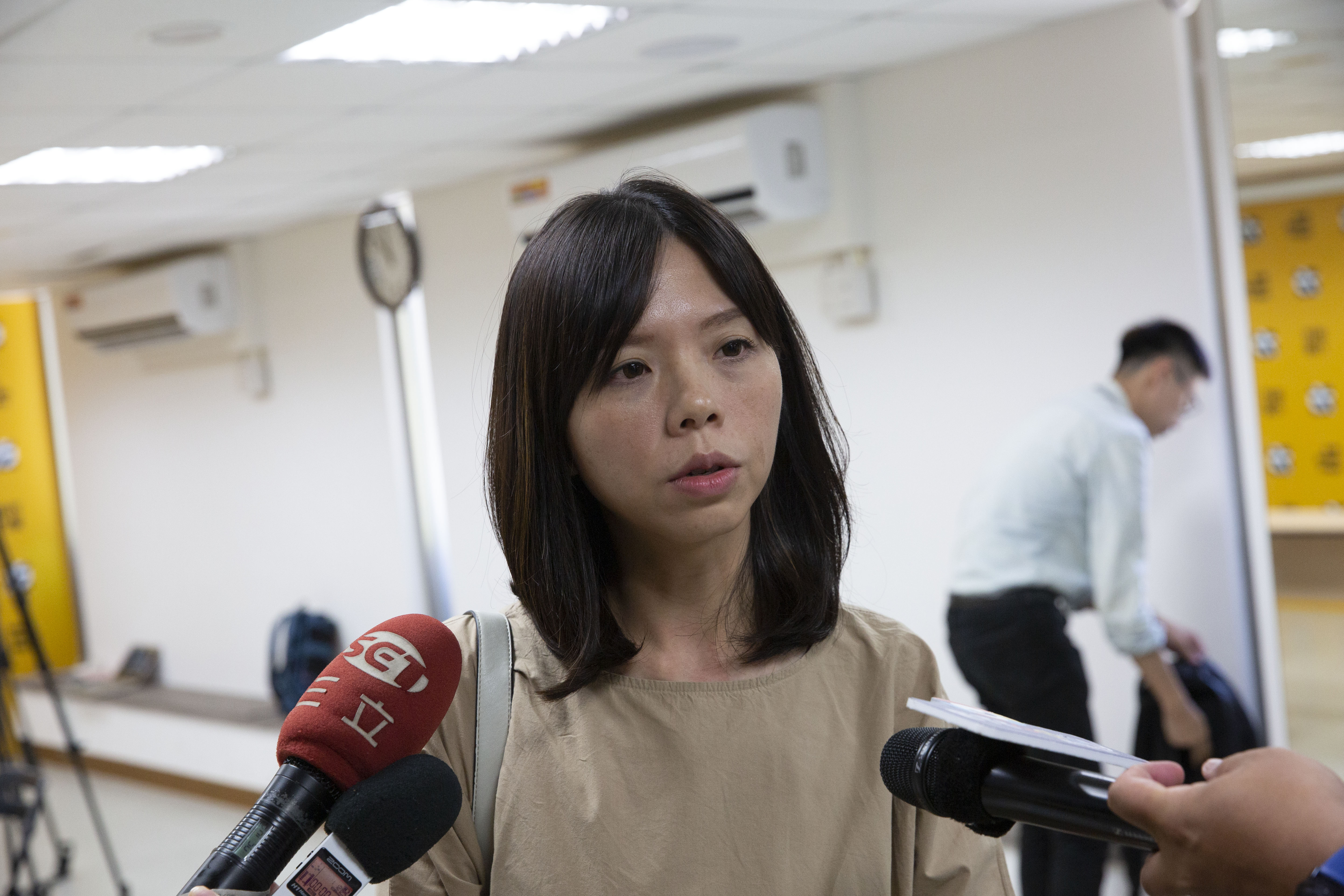 時代力量立委洪慈庸決定留在時力，暫時不退黨。