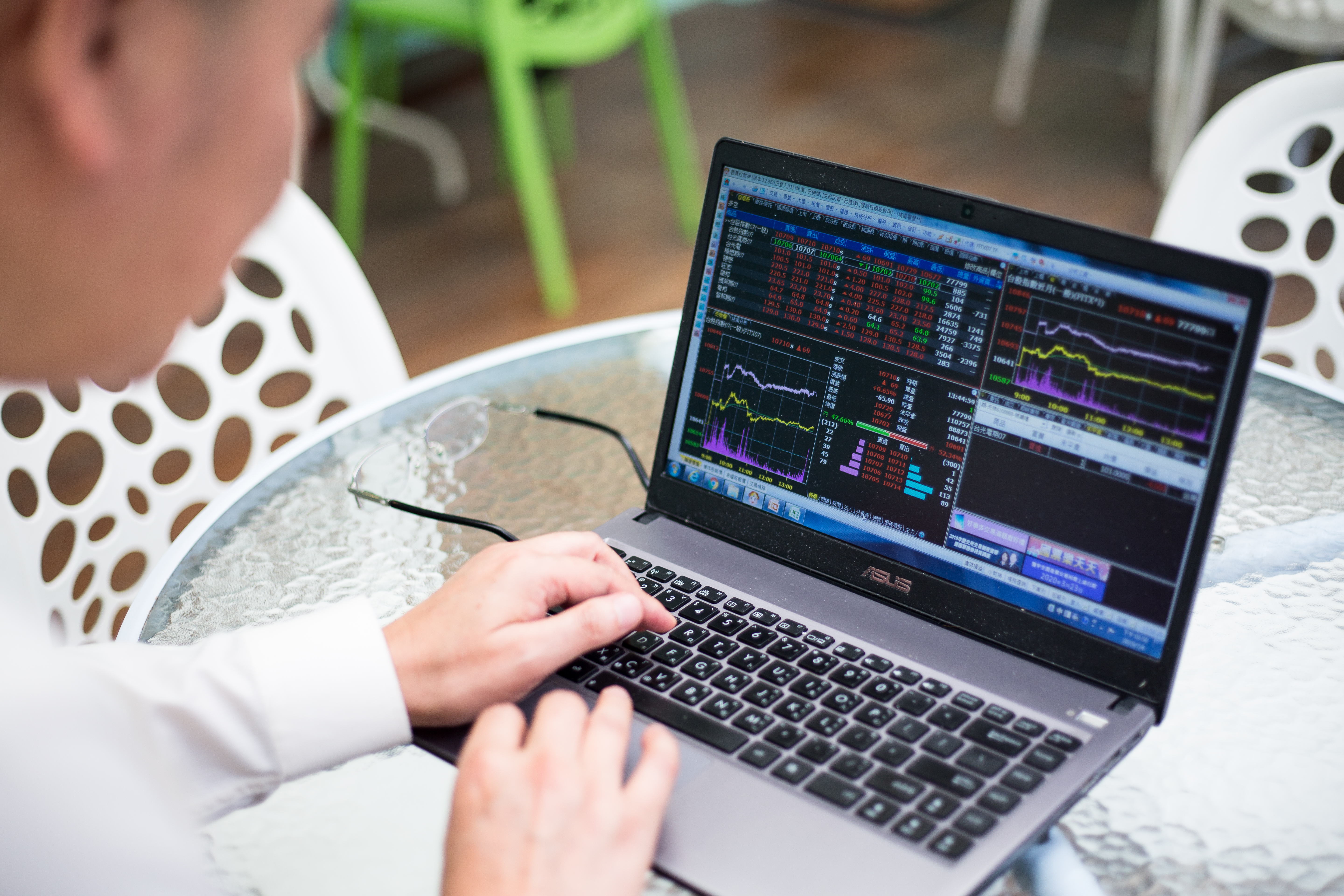 在股海中賠光身家，蔡鎮村轉向投資股票期貨，從此找到人生的ATM。