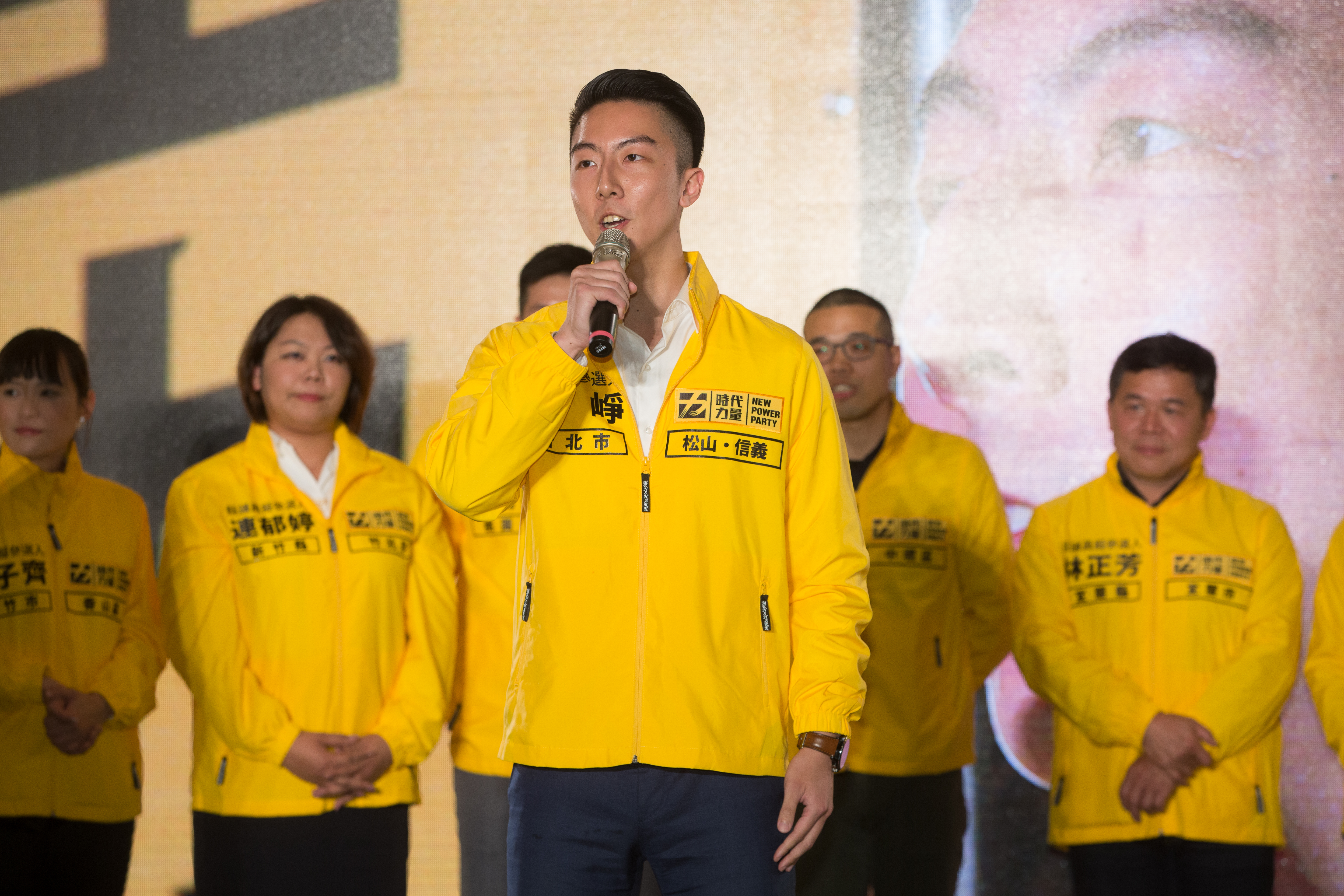 立委林昶佐宣布即刻退出時代力量，前時代力量發言人吳崢則表示不支持這個決定。