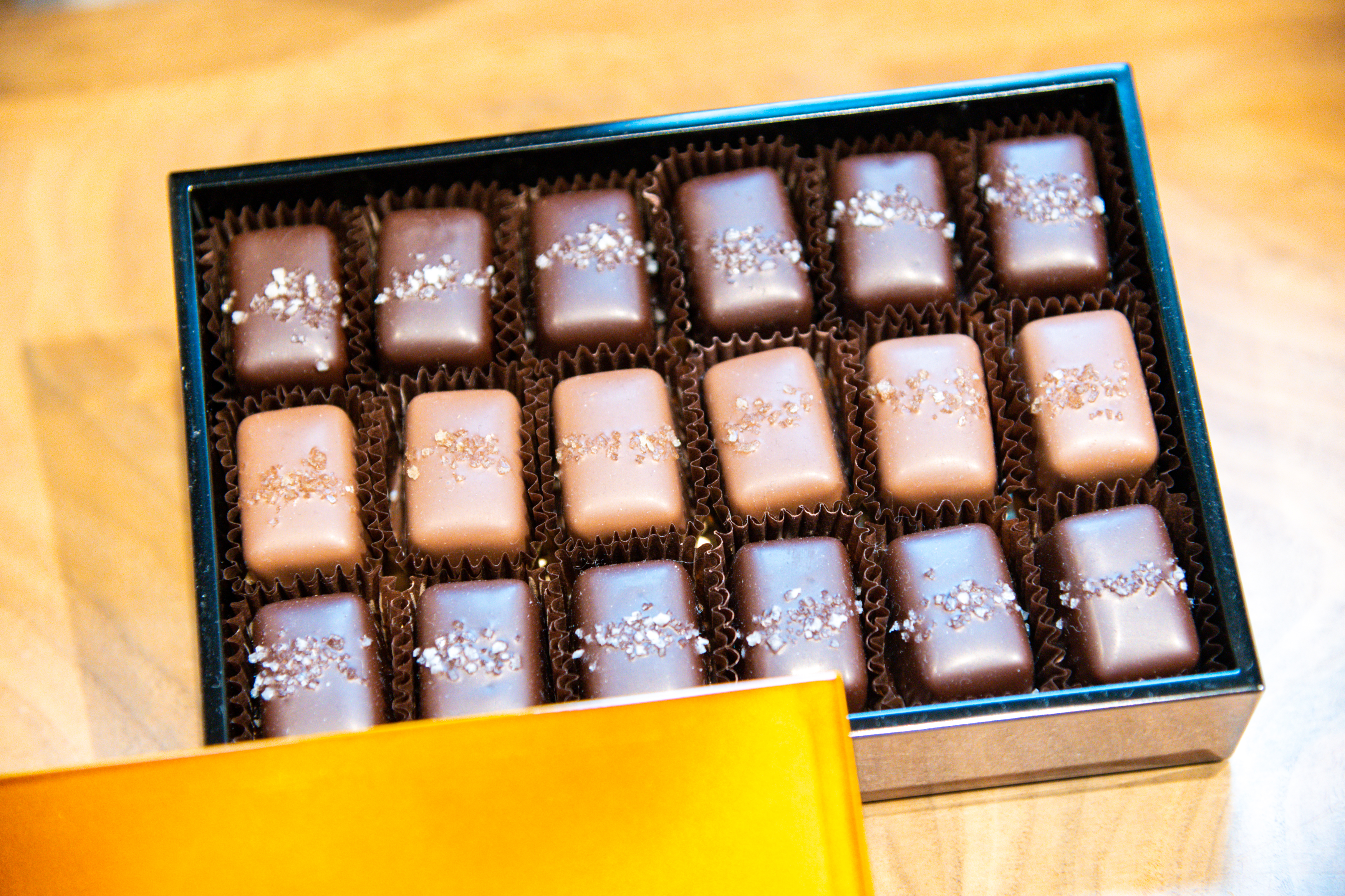 美國前總統歐巴馬最愛的組合「Smoked」與「Gray」2種口味的鹽味焦糖巧克力。（2.5美元／顆，約NT$78）