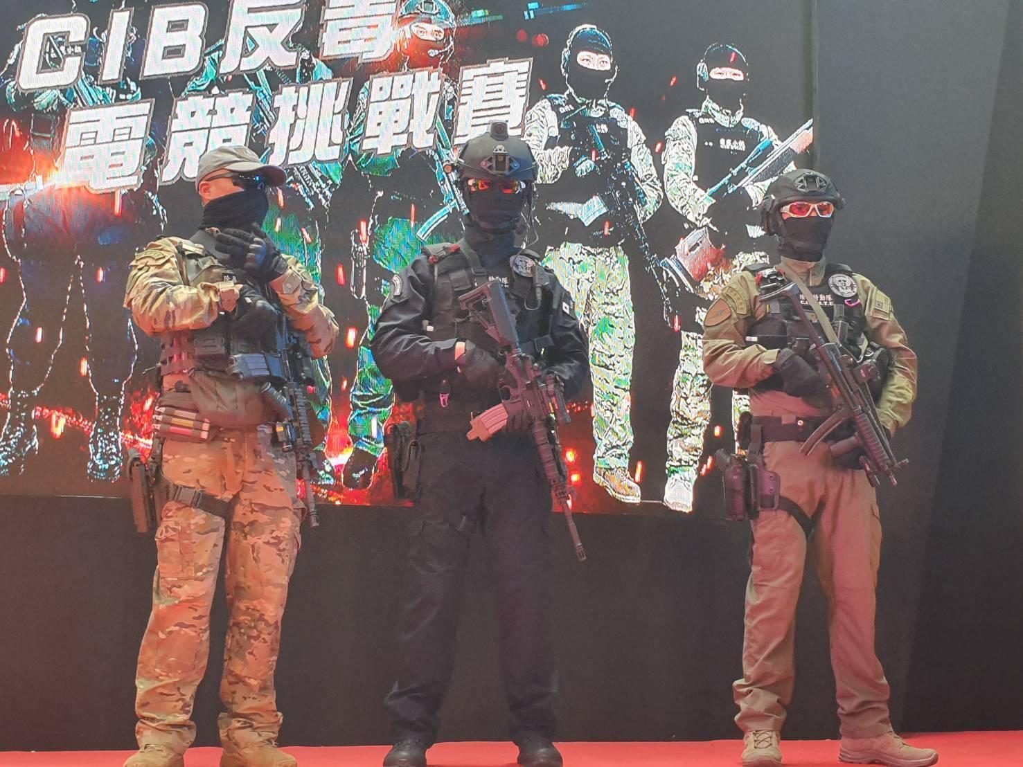 刑事局除暴特勤隊親臨漫博現場，向觀眾展示打擊毒品決心。（翻攝臉書）