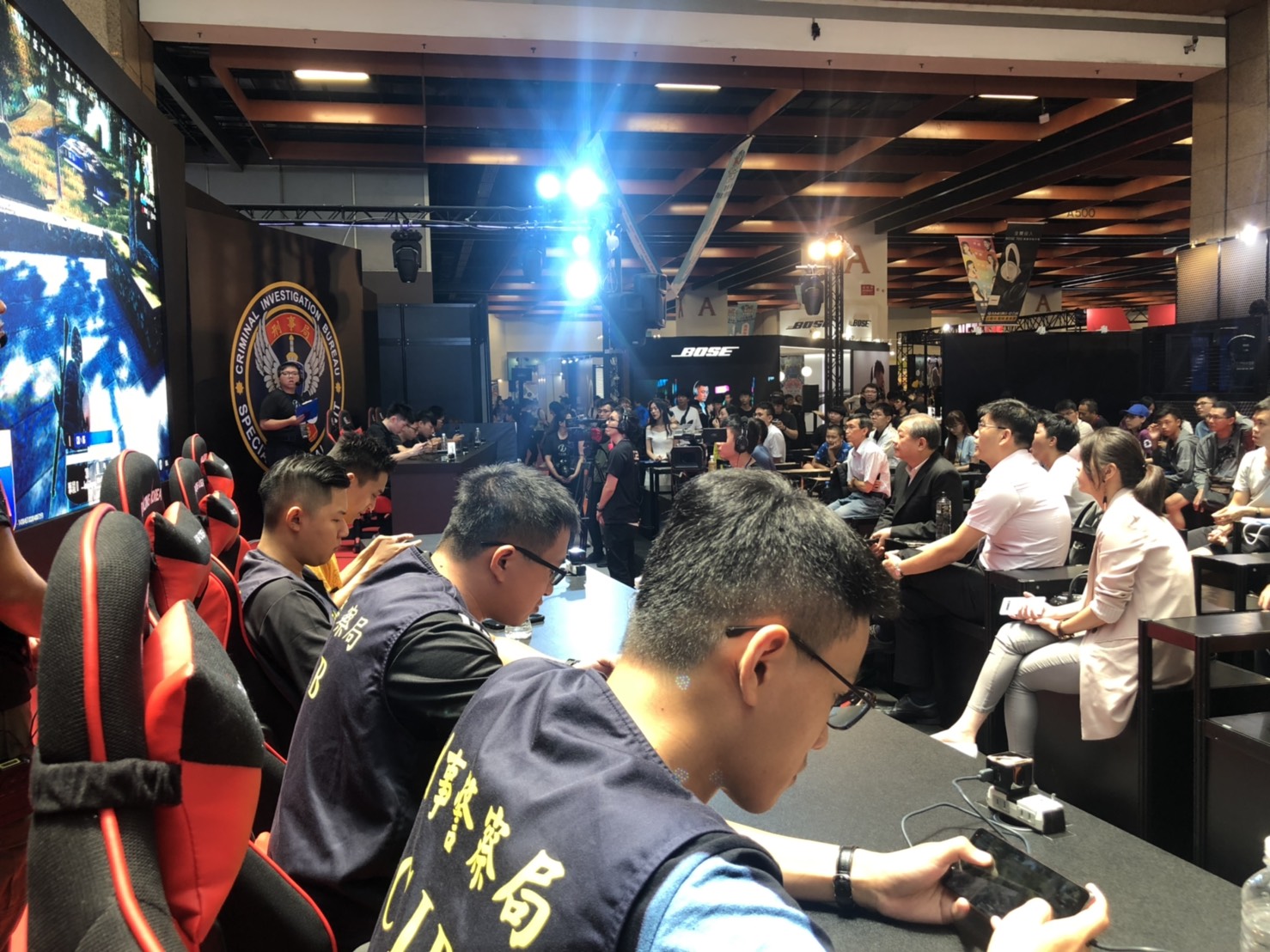 警民一起比拚知名射擊手遊，藉此宣揚反毒理念。（翻攝臉書）