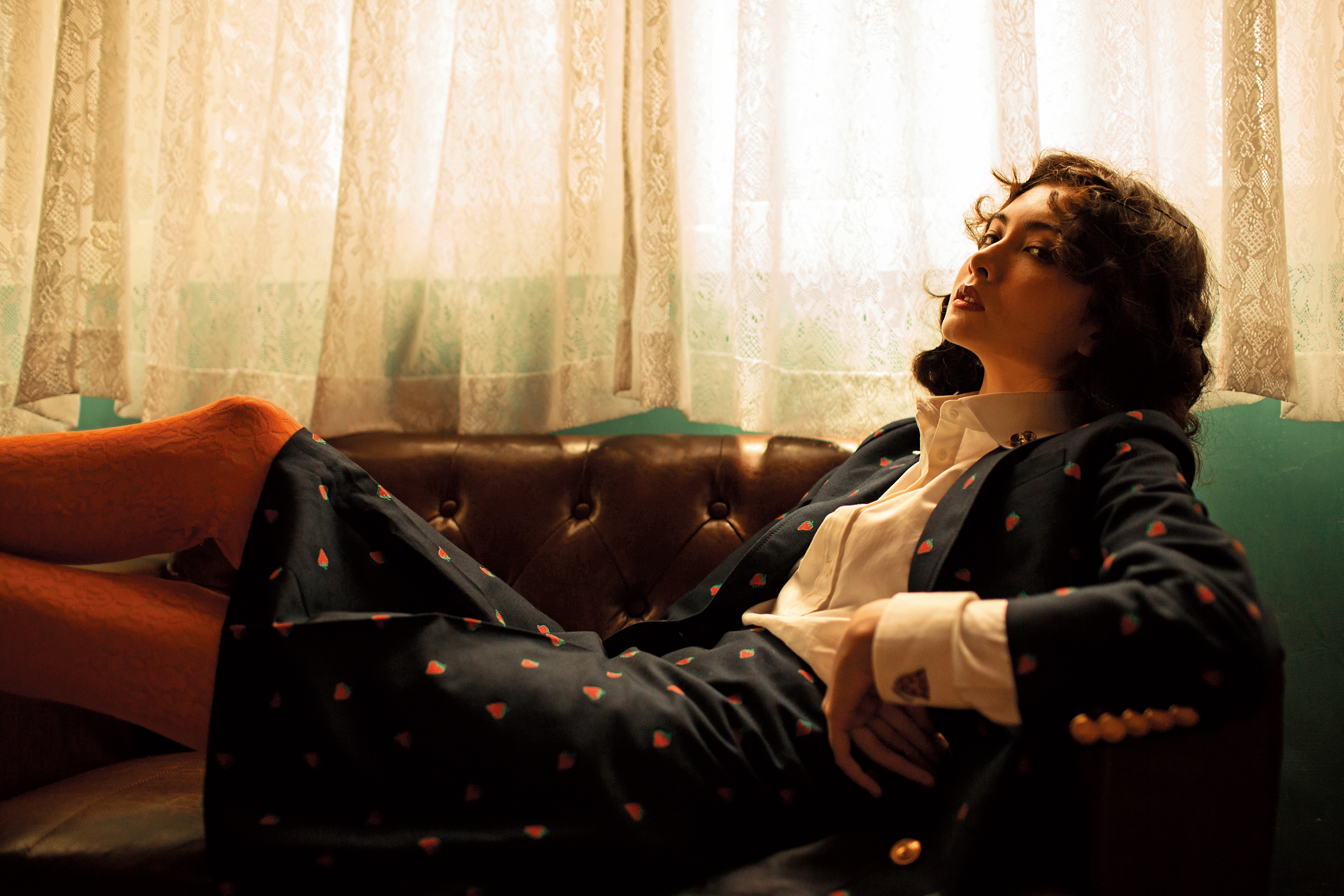 白色虎頭長袖襯衫NT$41,500；紅色草莓綴飾藍色單排釦外套NT$93,000；紅色草莓綴飾藍色中長裙NT$40,000；橙色緊身褲NT$8,100 All by GUCCI。