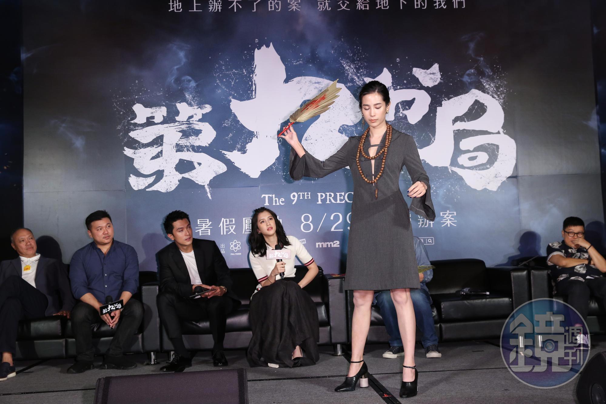 温貞菱戲中演的角色會濟公上身,現場她稍微示範了一下。