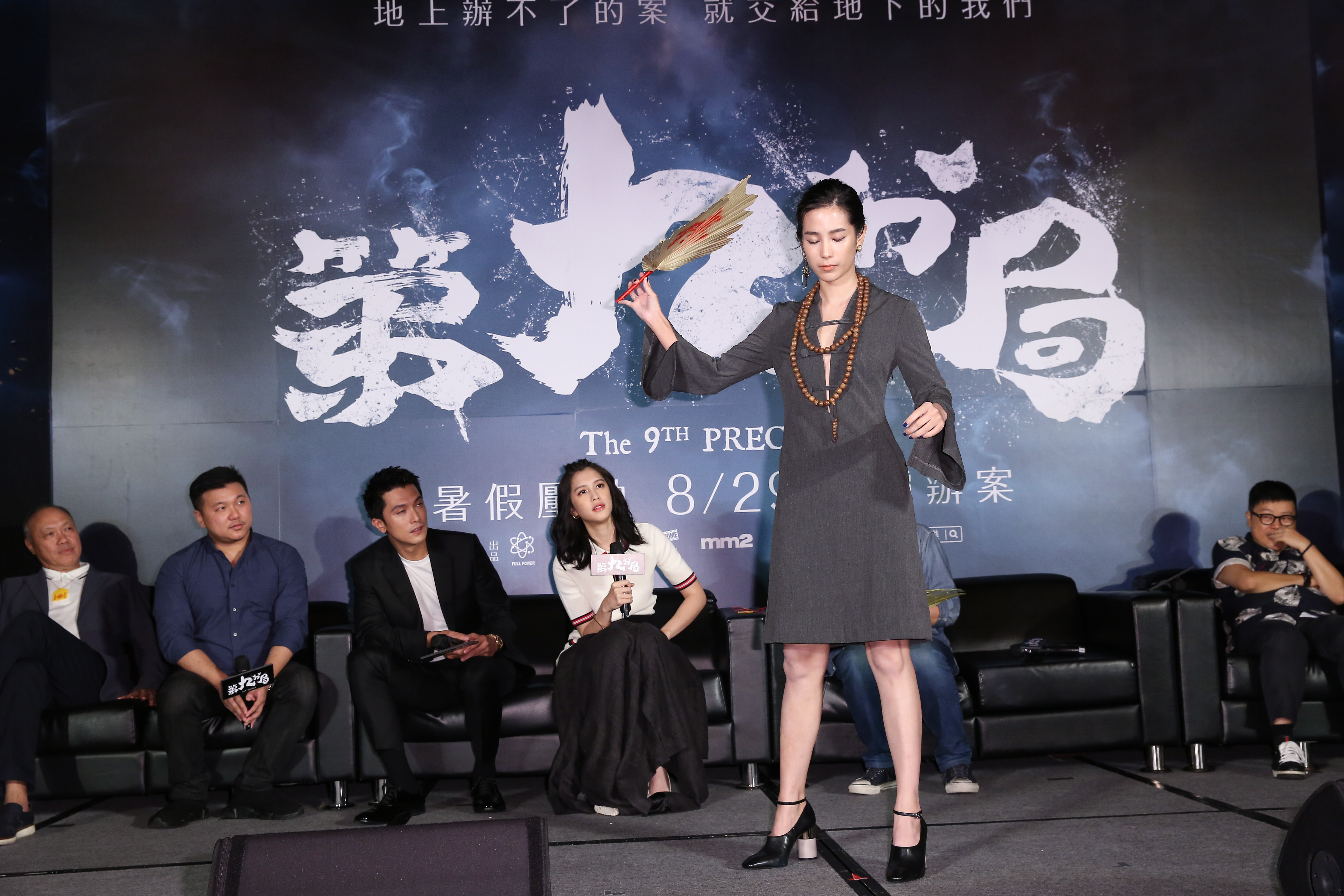 温貞菱戲中演的角色會濟公上身，現場她稍微示範了一下。