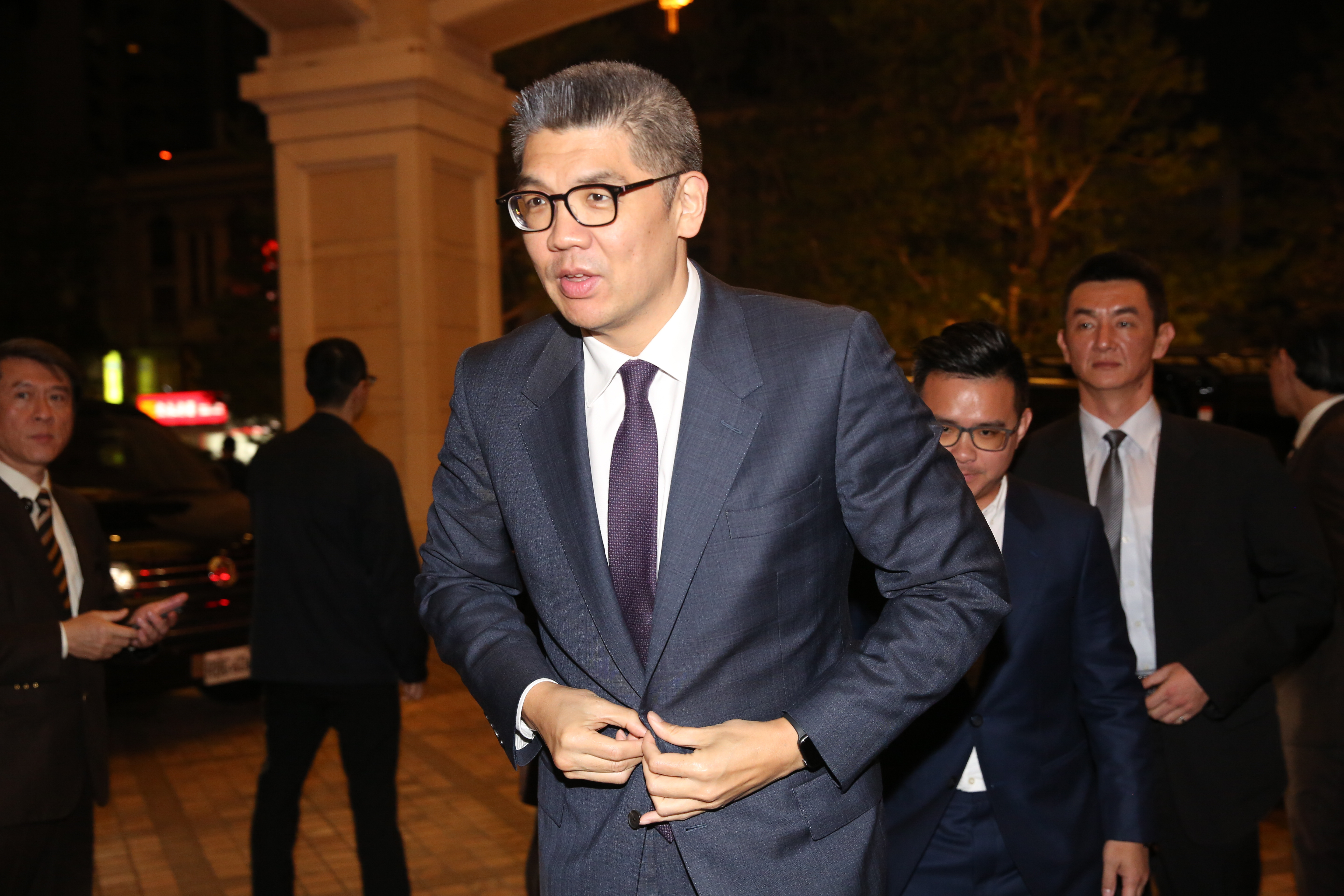 連勝文酸柯是被醫學及政治耽誤的天生黑色喜劇演員。