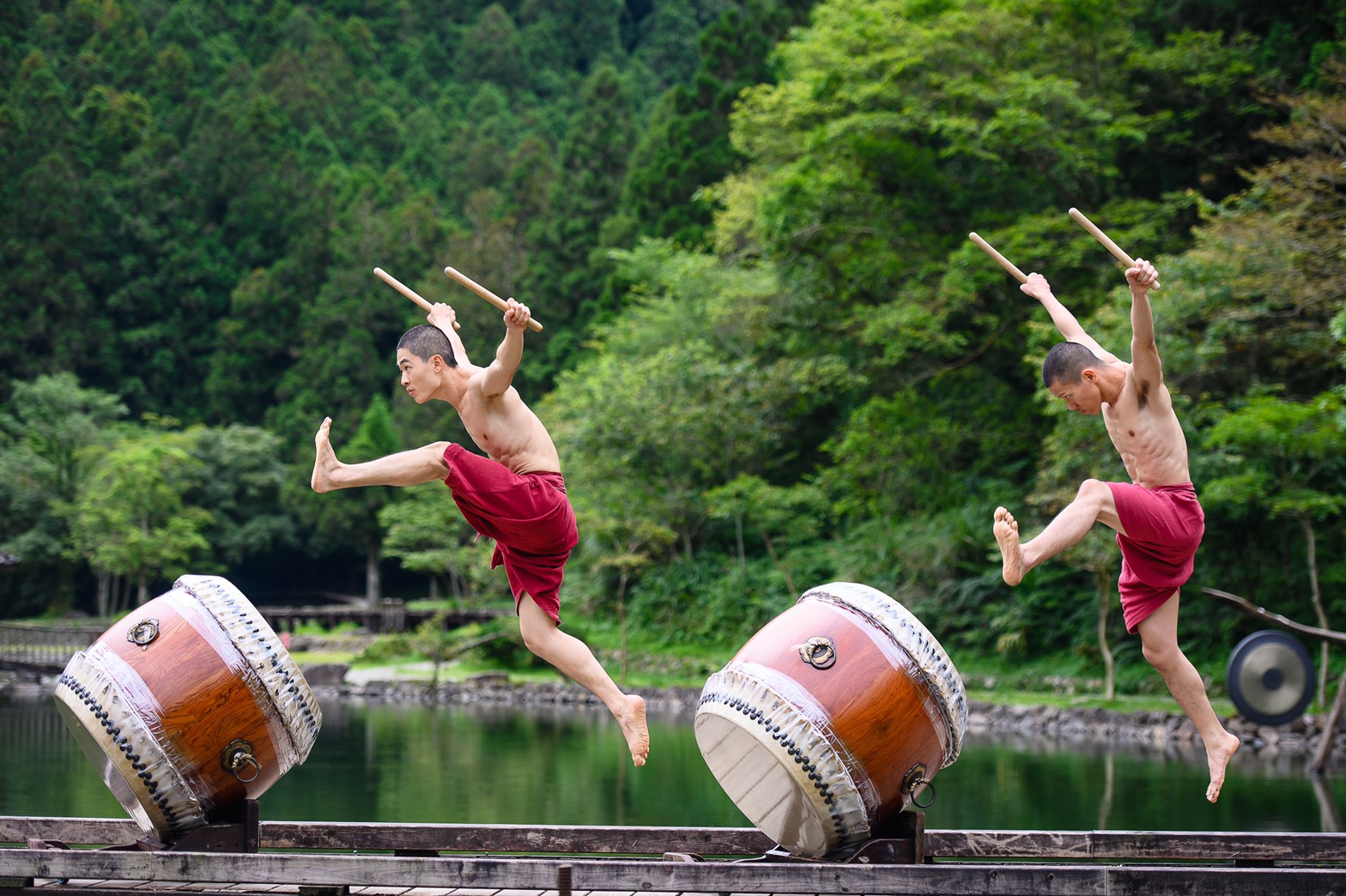 優人神鼓今年5月在海拔1千多公尺高的明池水劇場表演《聽海之心》，演出大受好評，因此將於10月25日到27日再度出演。（力麗觀光提供）