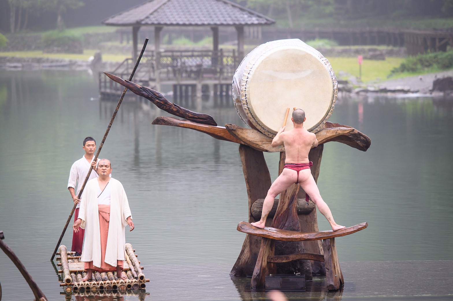 《聽海之心》曾受到法國《世界日報》評為「法國亞維儂藝術節最佳節目」，2000年再度被讚譽為「法國里昂舞蹈藝術節最受觀眾歡迎的節目」。（力麗觀光提供）