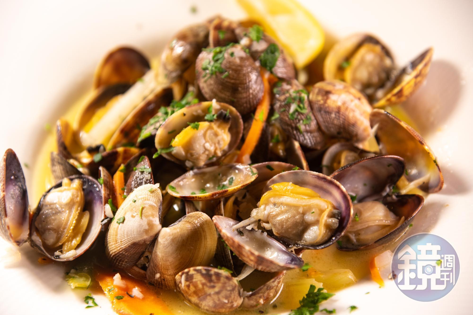 Ivar’s Acres of Clams的「Classic White Wine Clams」是台灣人會喜歡的大蒜白酒炒蛤蜊。（17美元／份，約NT$533）
