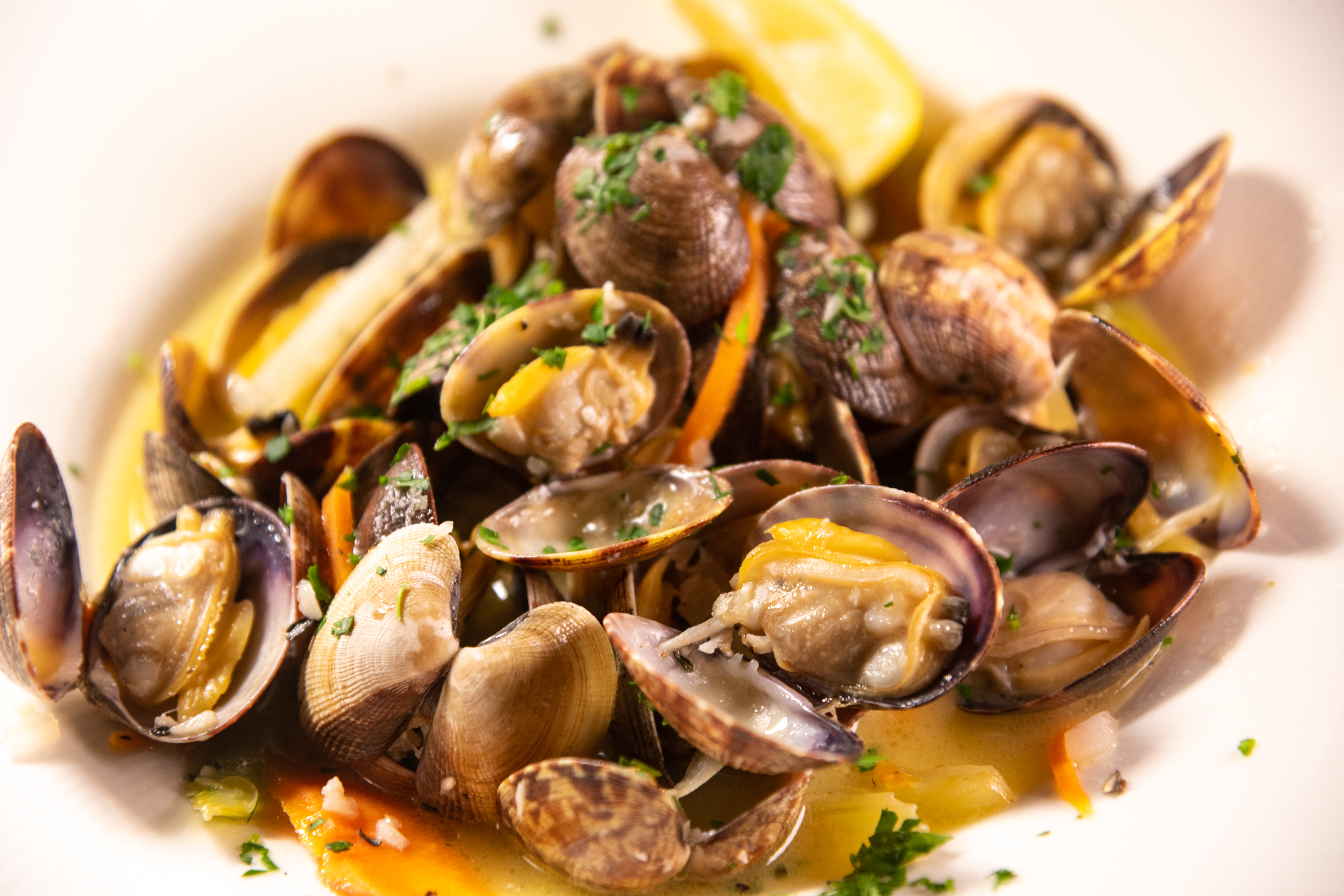 Ivar’s Acres of Clams的「Classic White Wine Clams」是台灣人會喜歡的大蒜白酒炒蛤蜊。（17美元／份，約NT$533）