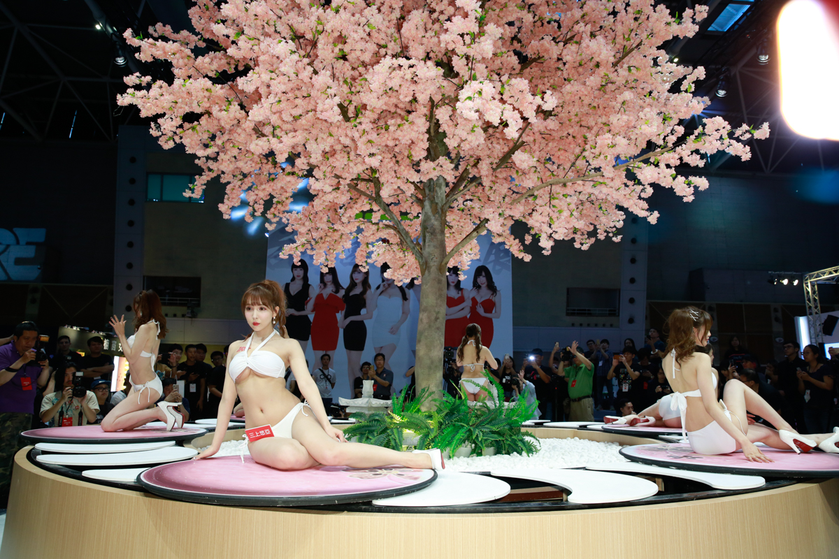 「TRE台北國際成人展」讓三上悠亞等6大金卡女神在櫻花樹下擺出撩人姿勢。