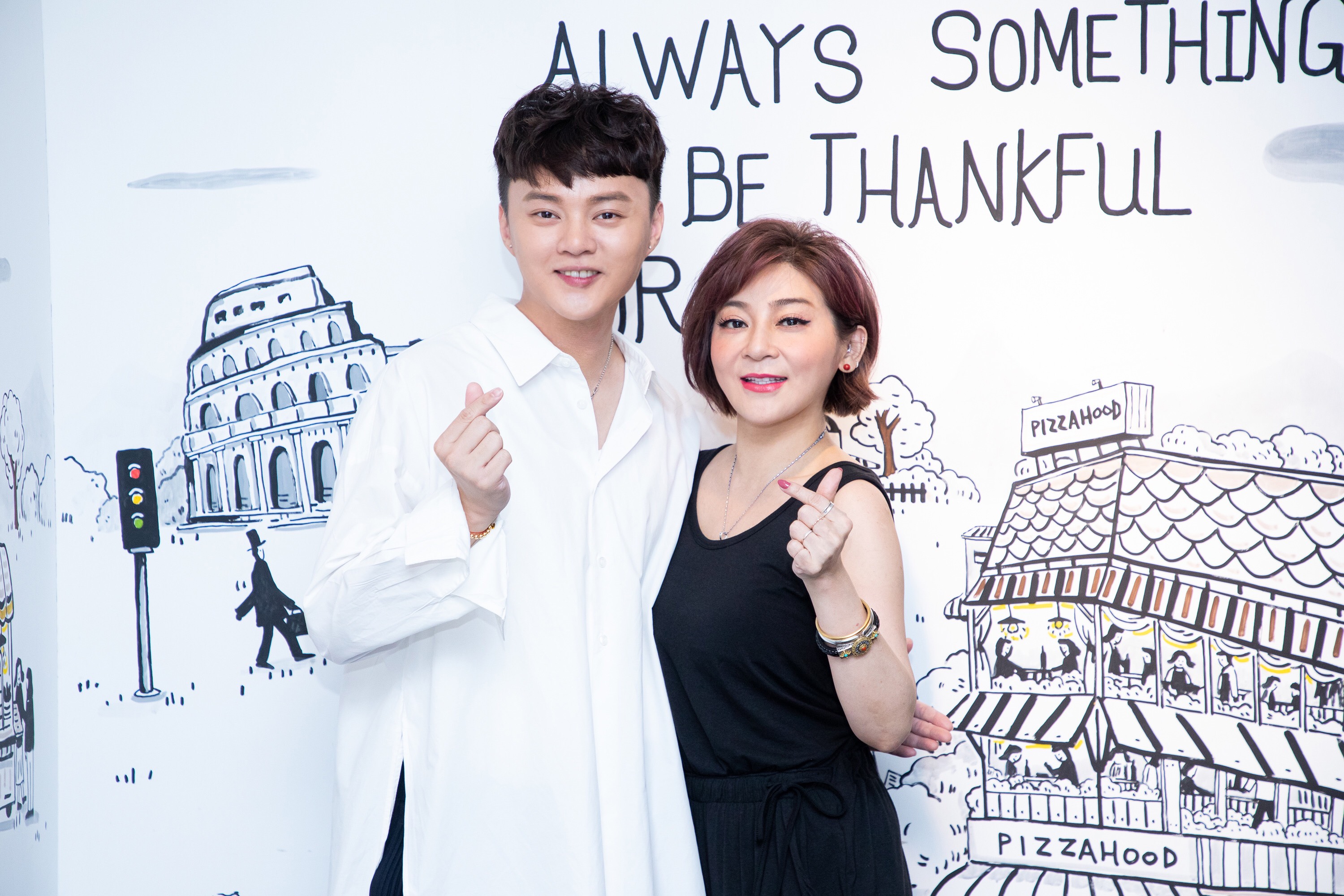 許富凱與親如家人的王彩樺攜手演出戲劇「鬥陣來鬧熱」獲好成績。（LiTV提供）