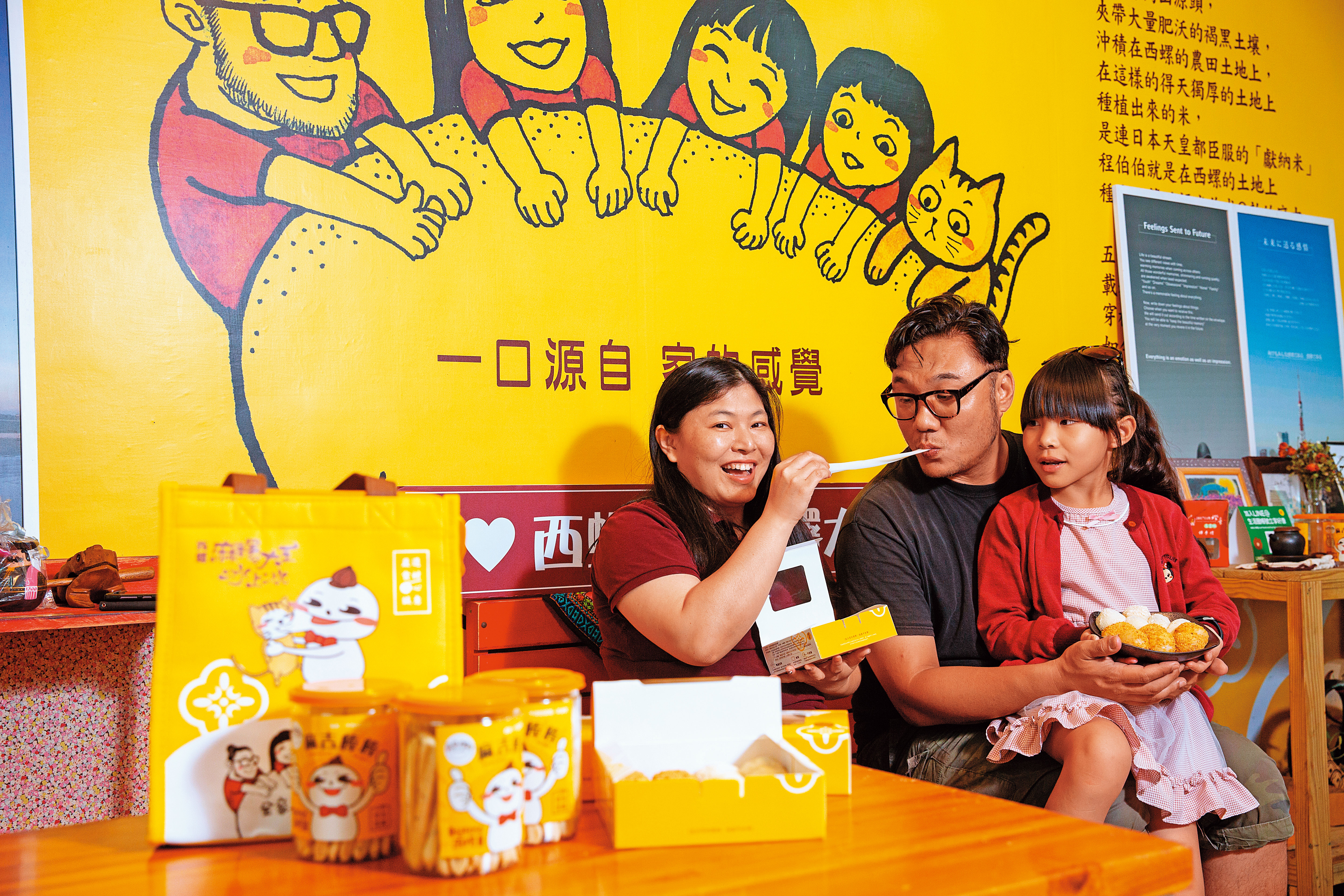 程珮綺（左）與董淵翔（中）夫妻創業的最大動力來自2個女兒，店面logo也是以一家四口為設計，從小攤車拚到7間店，月收500萬元。