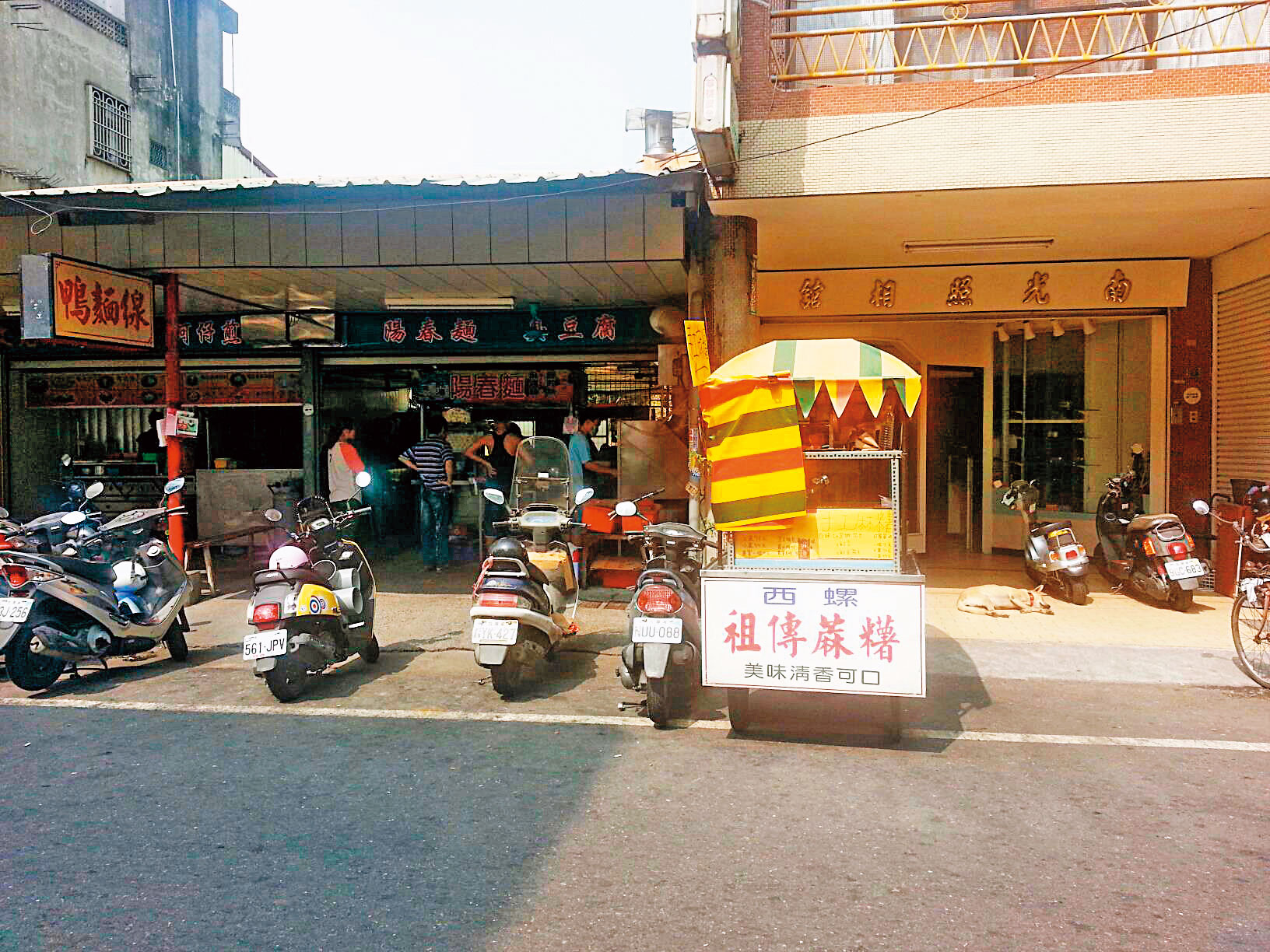 開店面之前，程珮綺夫妻是推攤車販售麻糬。（程珮綺提供）