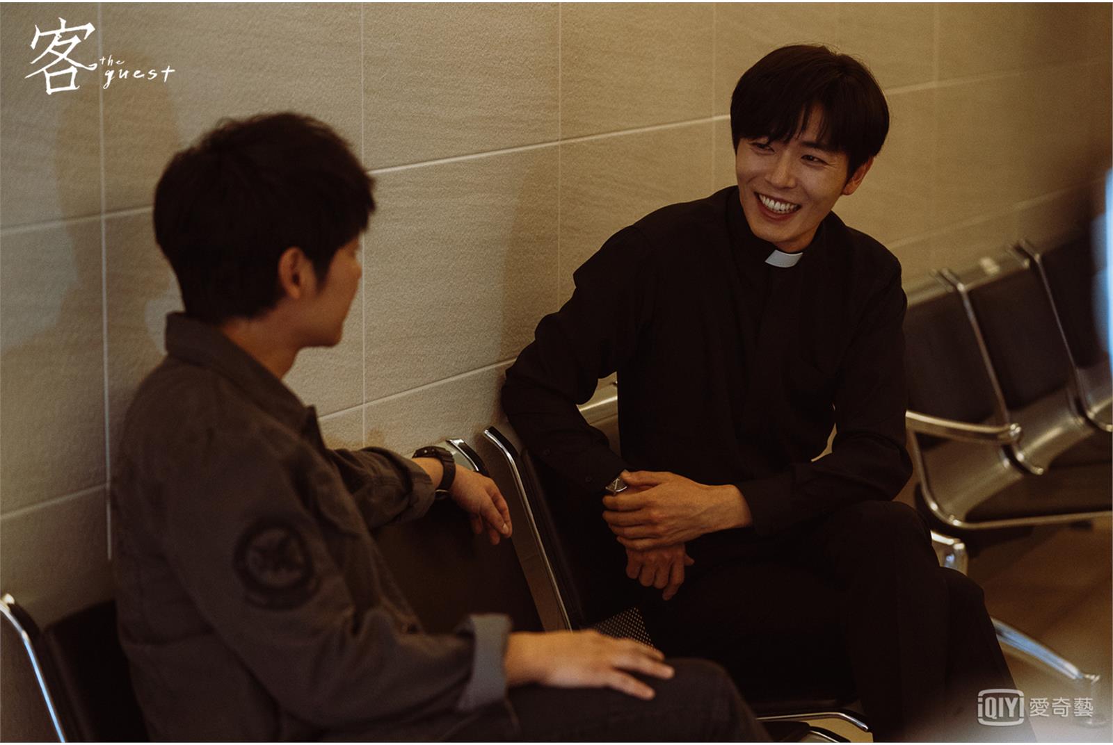 韓劇《客:The Guest》,神父服凸顯了金材昱(右)蒼白邪氣的魅力,以及他修長的身材。(愛奇藝提供)