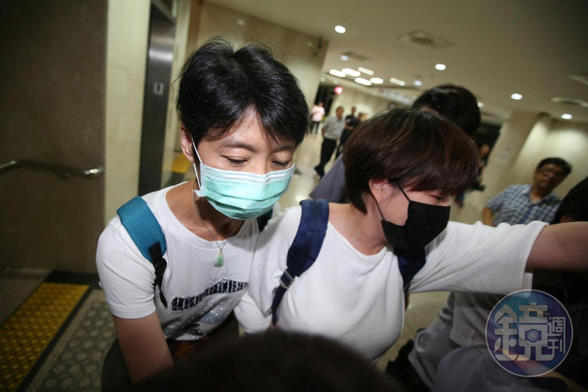檢調認定華航空品處協理于堯是私菸案重要角色,查扣她手機向上追查,並列為《貪汙治罪條例》圖利罪被告,以50萬元交保。