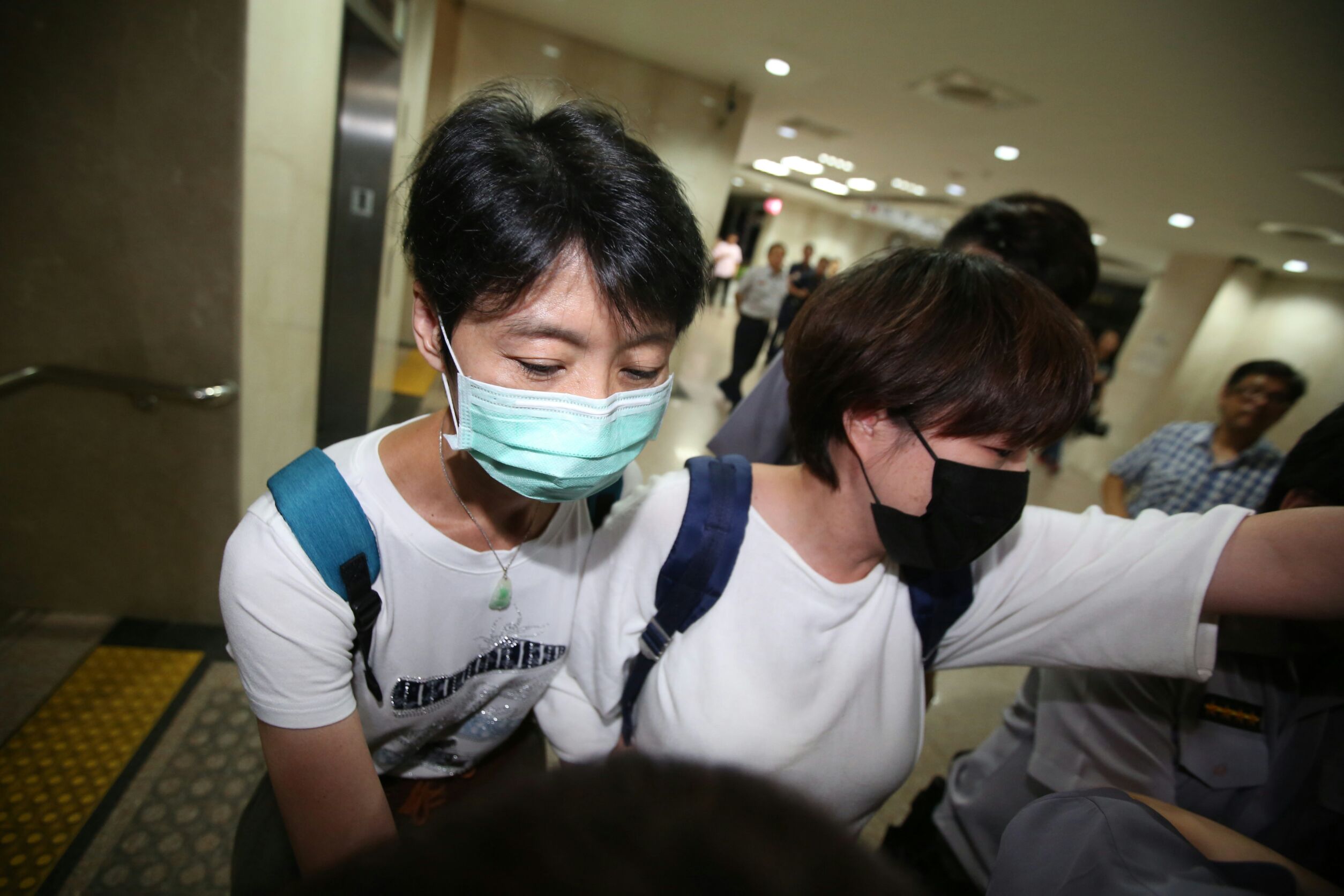 檢調認定華航空品處協理于堯是私菸案重要角色,查扣她手機向上追查,並列為《貪汙治罪條例》圖利罪被告,以50萬元交保。