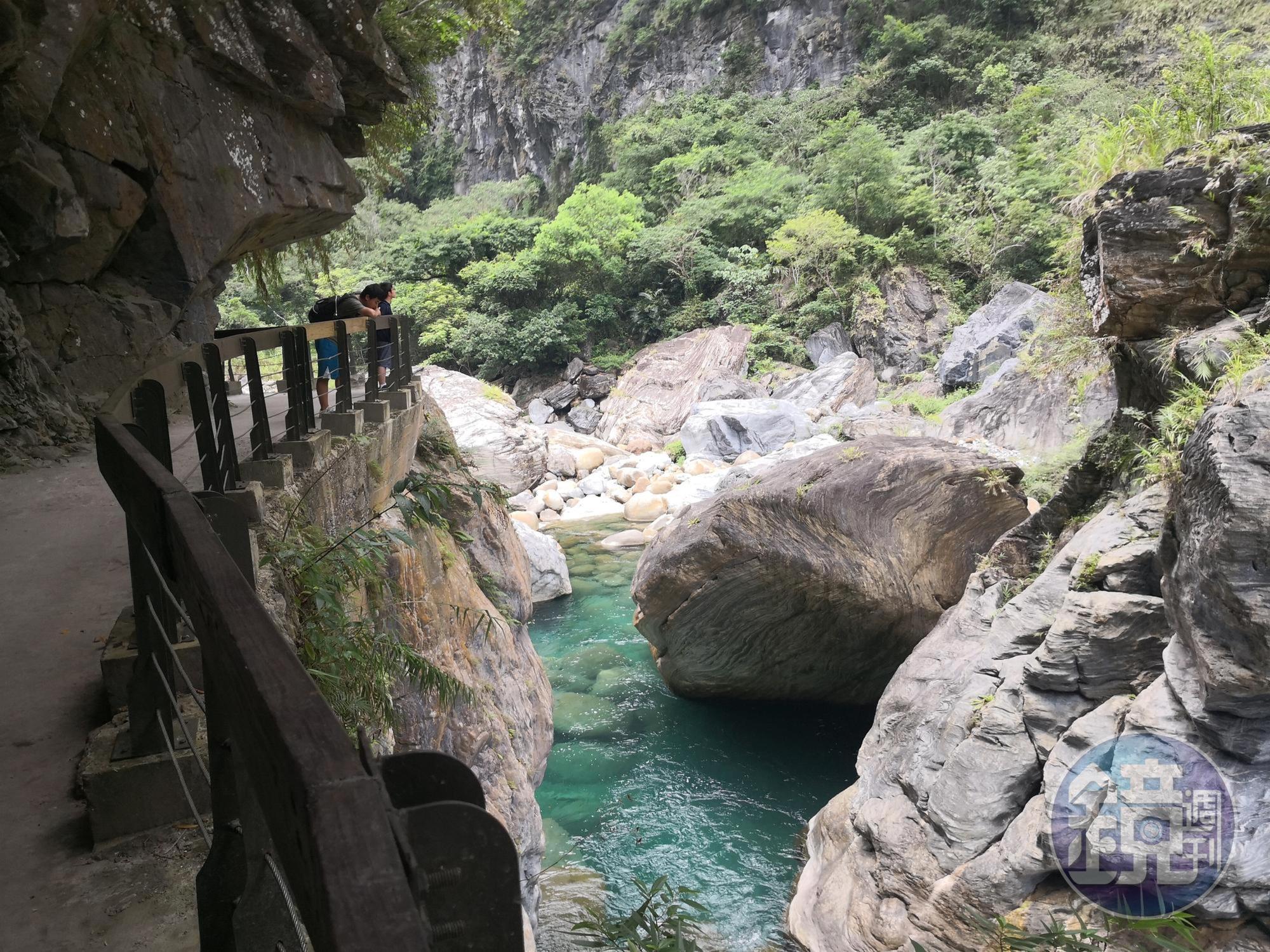 沿砂卡礑溪而行,沿路皆是青山綠水及美麗紋石。
