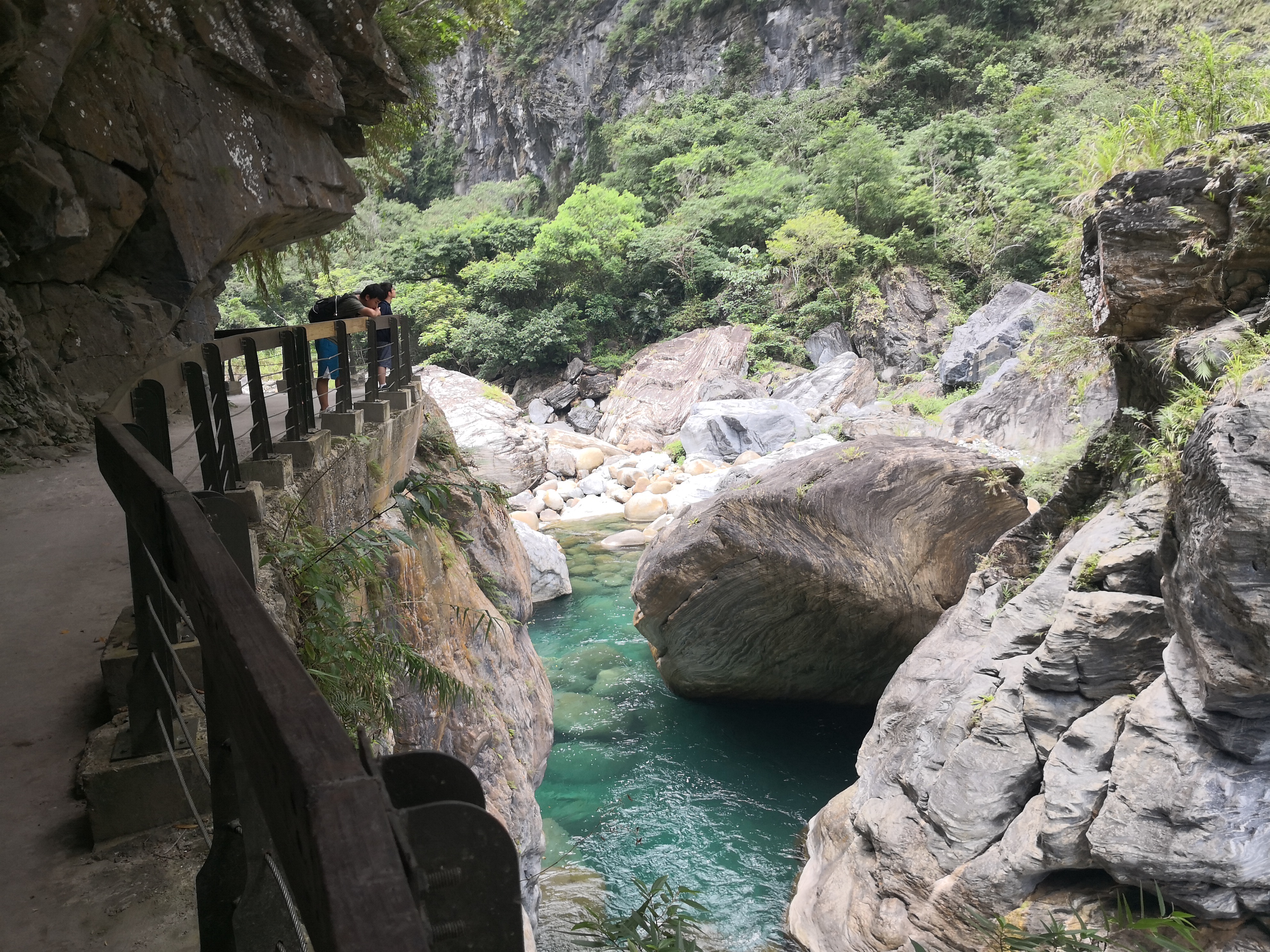 沿砂卡礑溪而行，沿路皆是青山綠水及美麗紋石。