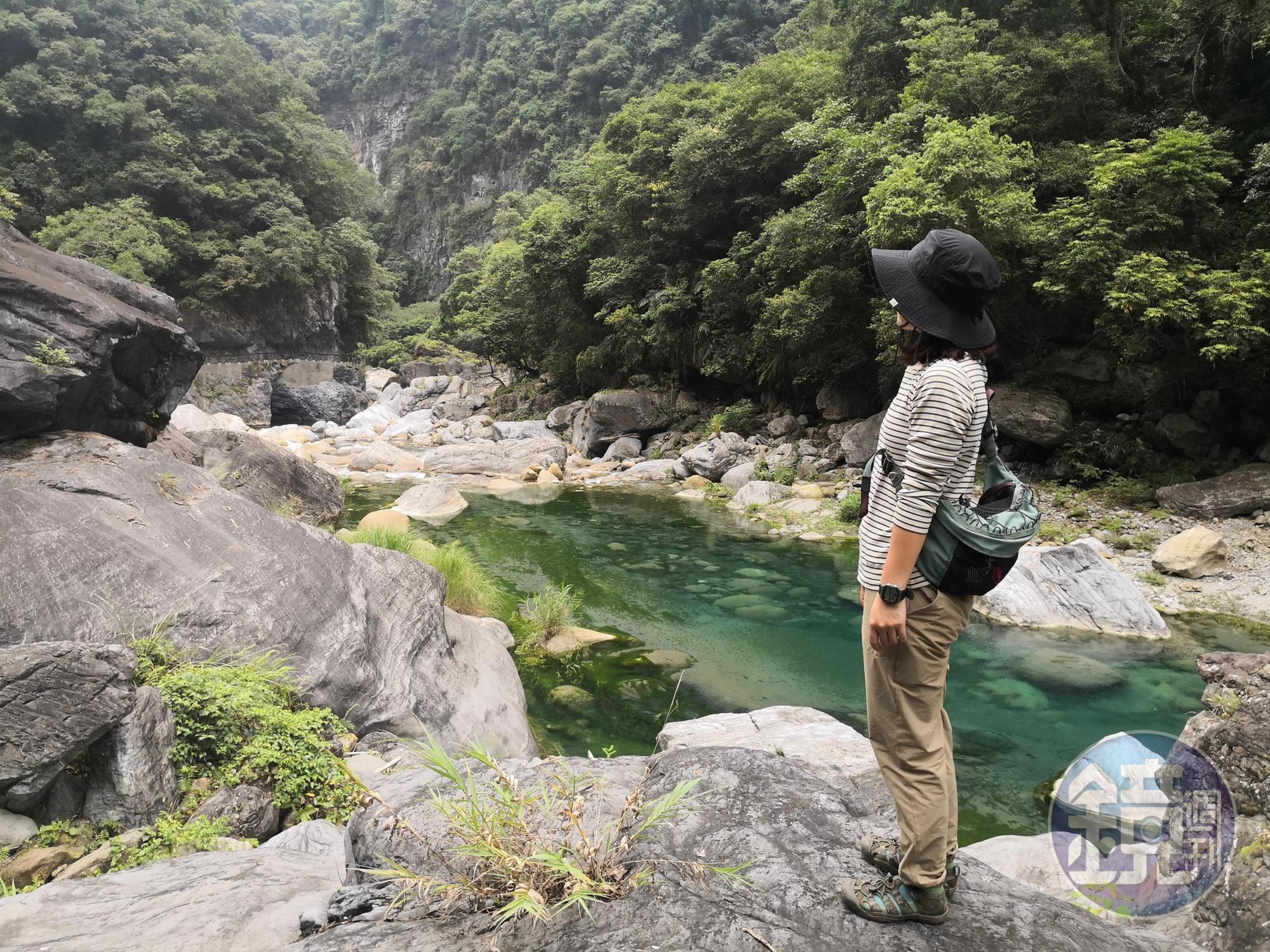 清涼的溪水十分消暑。