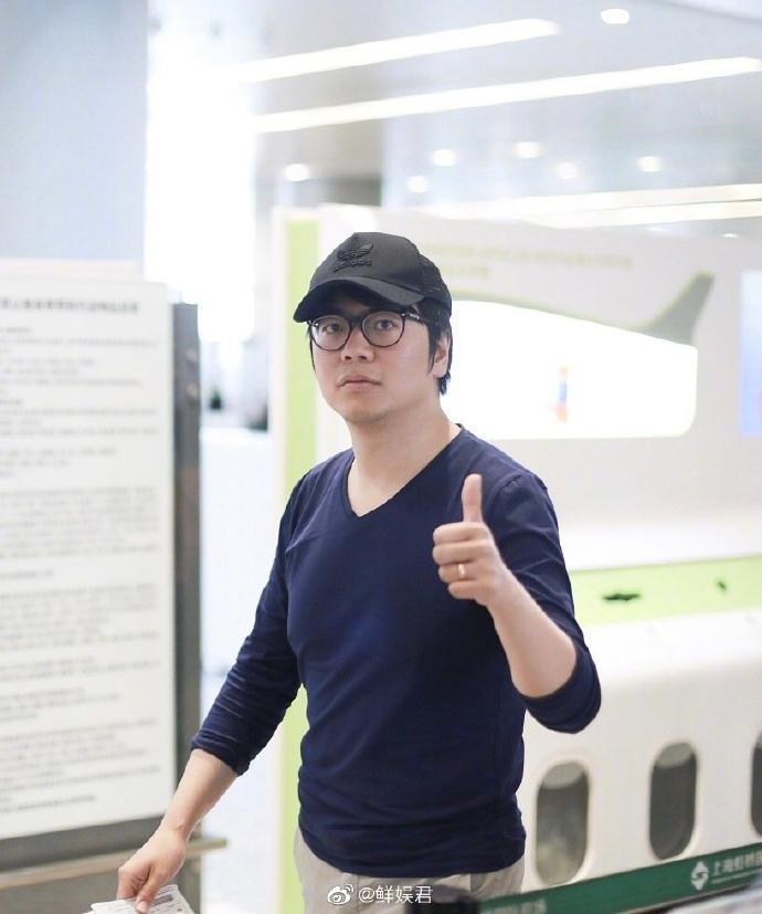 郎朗才新婚兩個月,就被網友直擊東西全給老婆拿,自己兩手空空。(翻攝自鮮娛君微博)