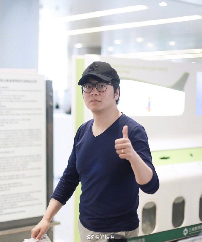郎朗才新婚兩個月,就被網友直擊東西全給老婆拿,自己兩手空空。(翻攝自鮮娛君微博)