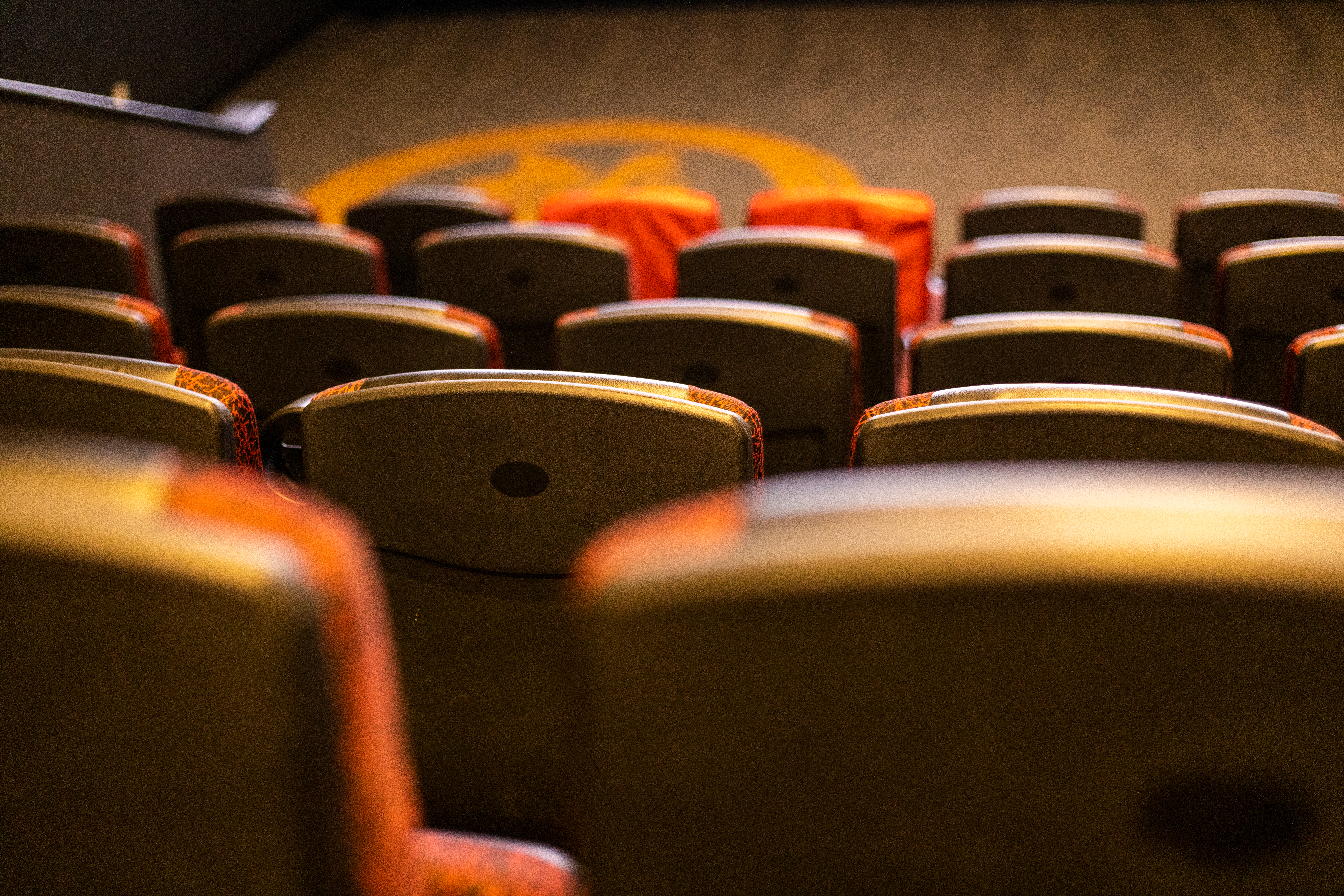 昨日8月1日恰巧碰上農曆7月「鬼門開」，台北信義區某電影院卻驚傳有人觀影猝死事件。（東方IC）