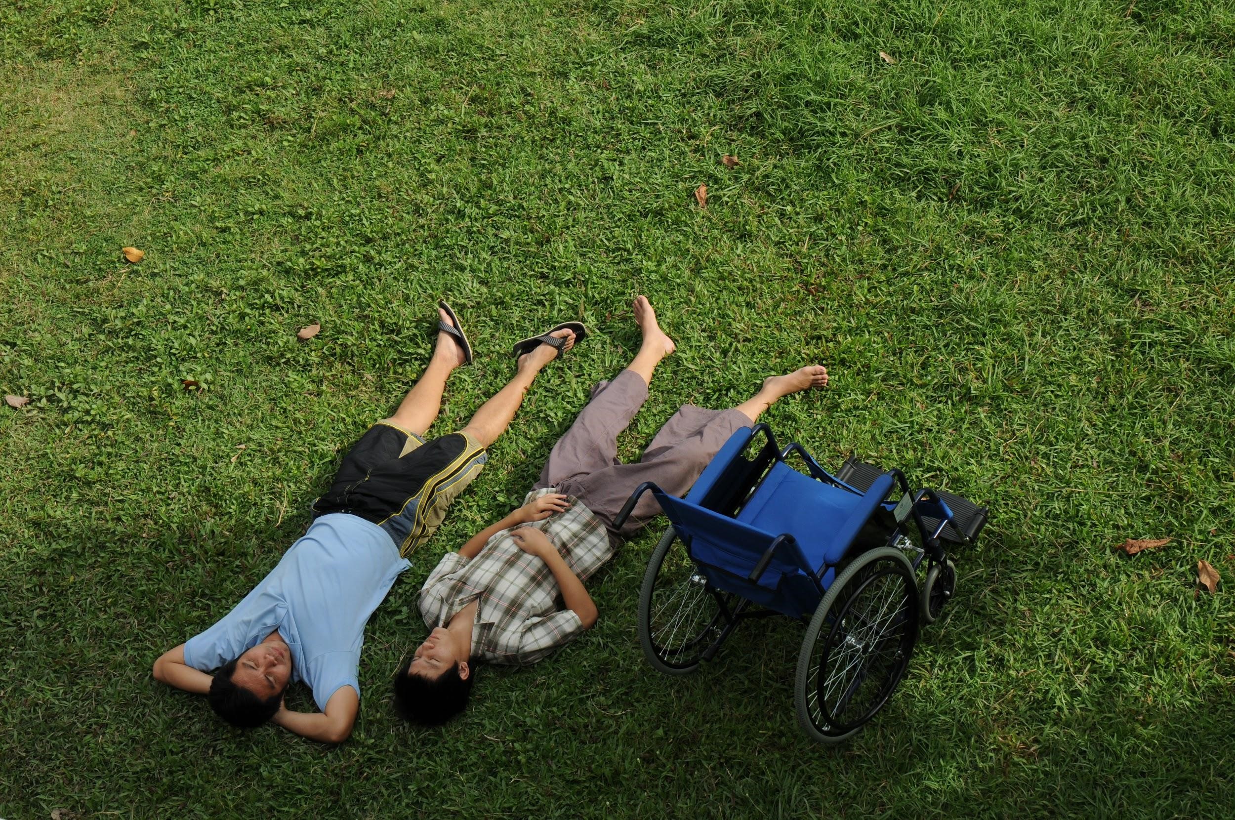 《看似平凡的故事》以一個因意外而半身不遂的年輕人，以及照顧他的看護青年為主軸，以線性剪輯的版本卻讓觀眾誤以為是同志片。   （台北電影節提供）