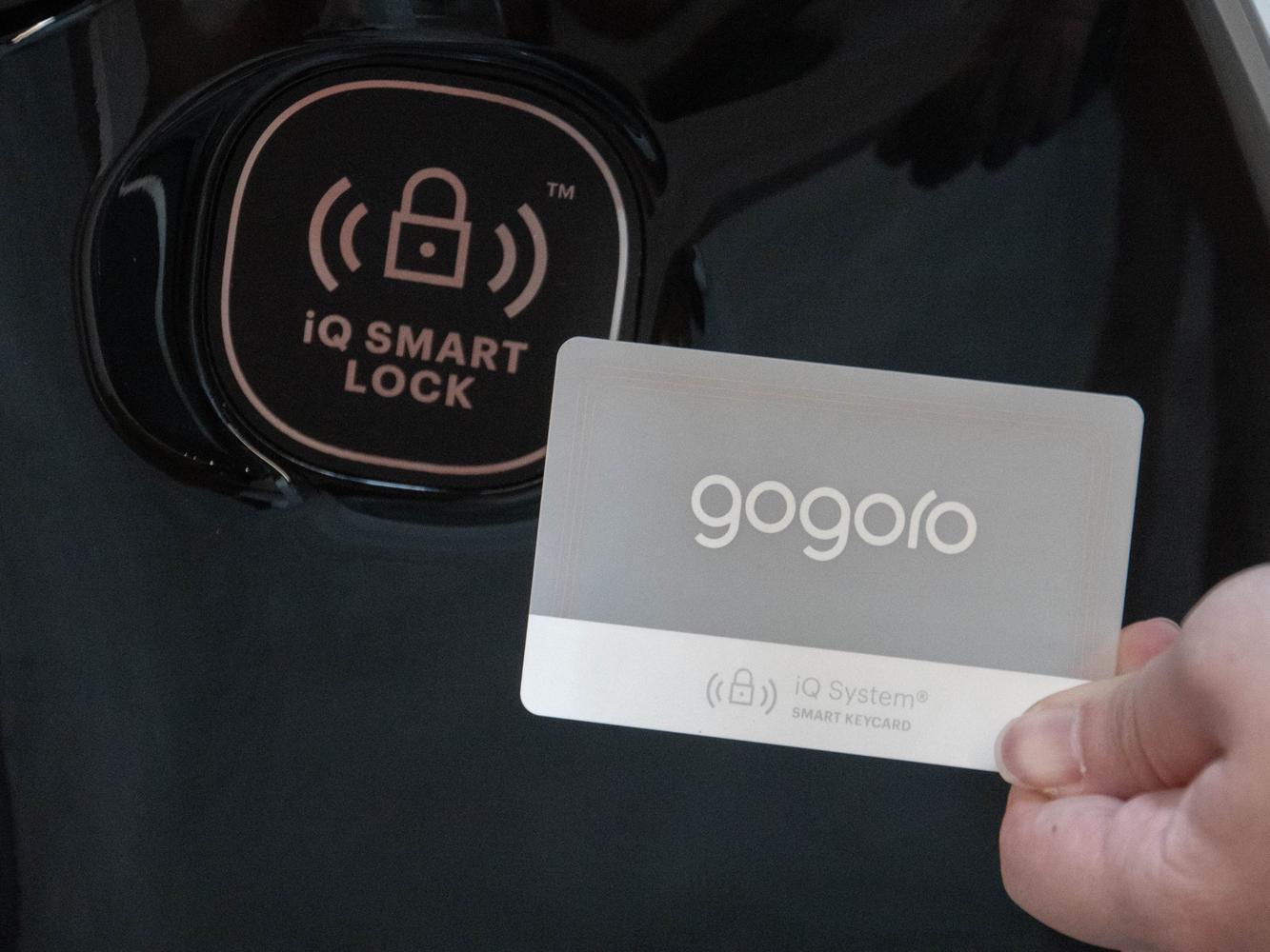 Gogoro 特地於此樣式產品線的 2020 年式車款新增 iQ System® 智慧鑰匙卡功能,不僅攜帶方便,使用亦更直覺,運用最先進的 NFC 解鎖技術,輕輕接觸感應區,就能馬上解鎖出發。