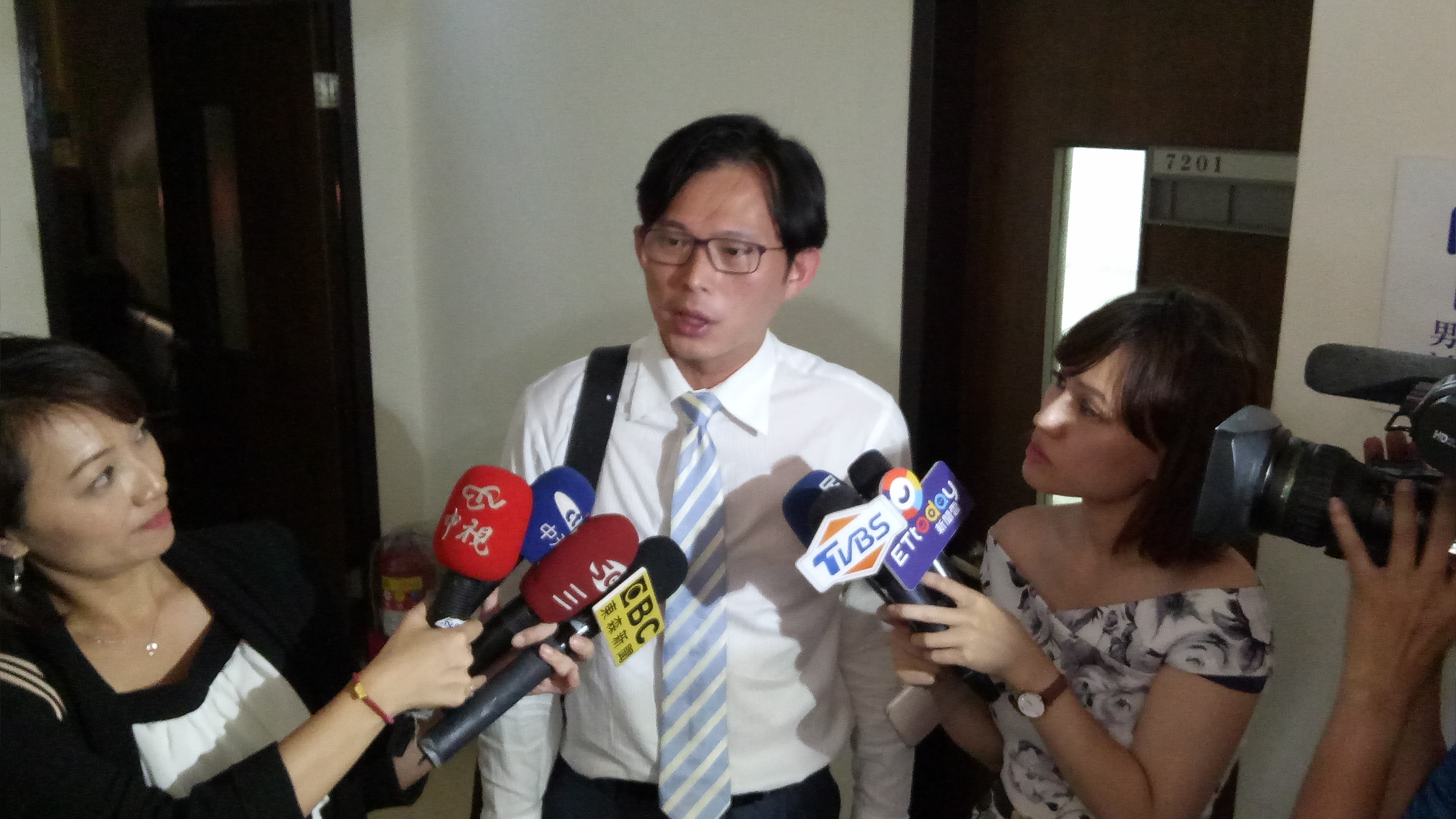 傳經濟部只清查時力立委申請的相關補助案，立委黃國昌表示若有人發動國家機器來針對特定政黨民代，非常不妥。