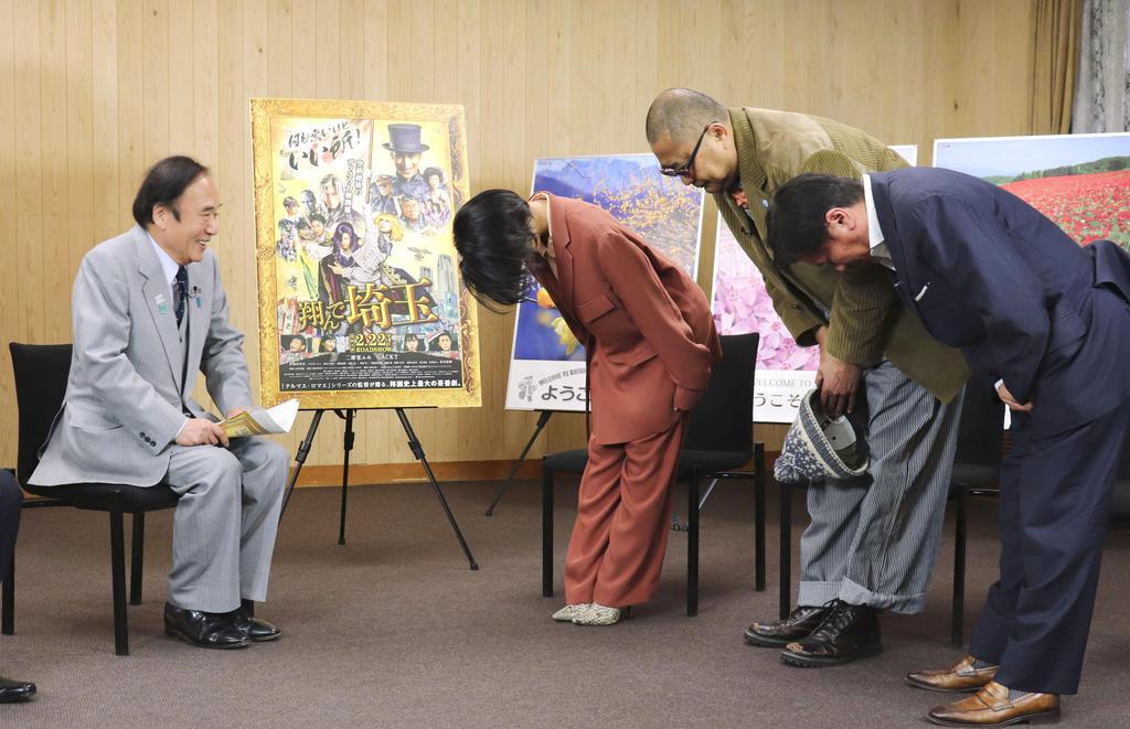 《飛翔吧!埼玉》武內英樹(右1)、二階堂富美(左1)向埼玉縣長謝罪。(傳影互動股份有限公司提供)