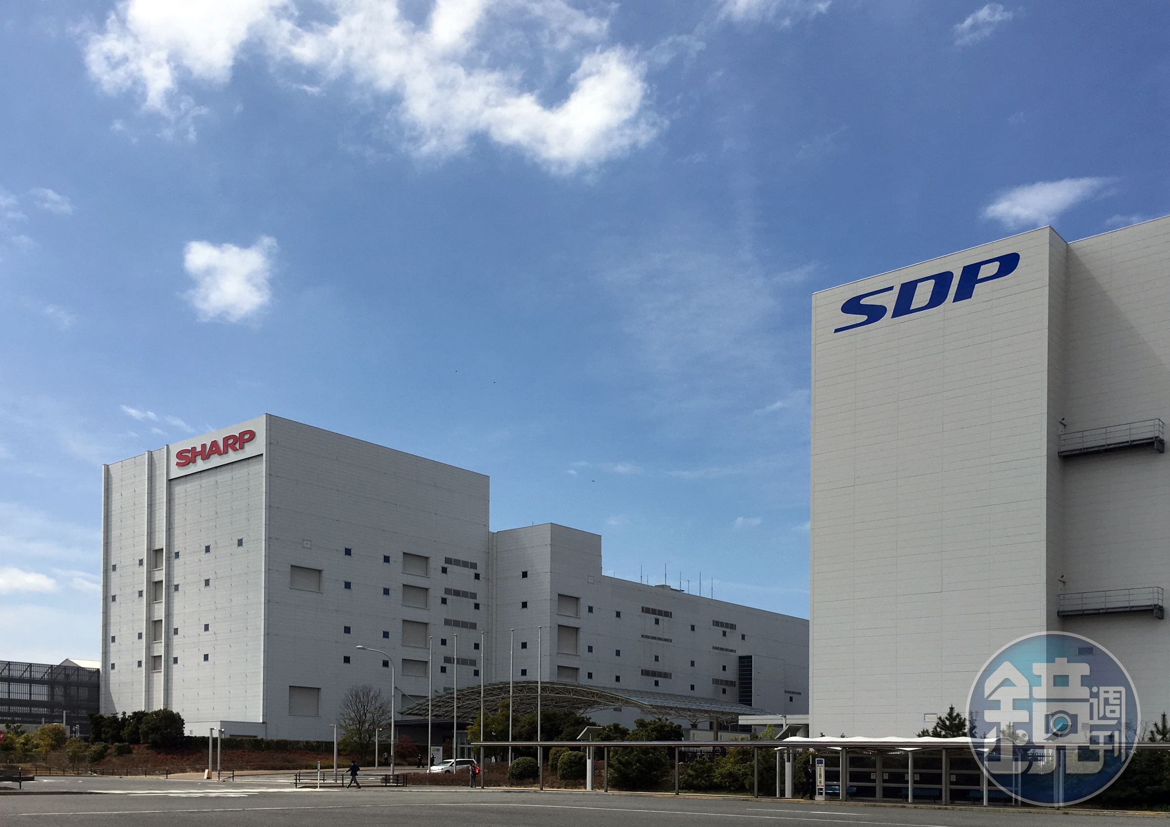 郭台銘買下夏普位於大阪（堺）的10代面板廠（SDP）過半股權，經過3年的時間，終於娶回夏普，也讓郭台銘更有信心能夠進一步挑戰面板龍頭。（東方IC）