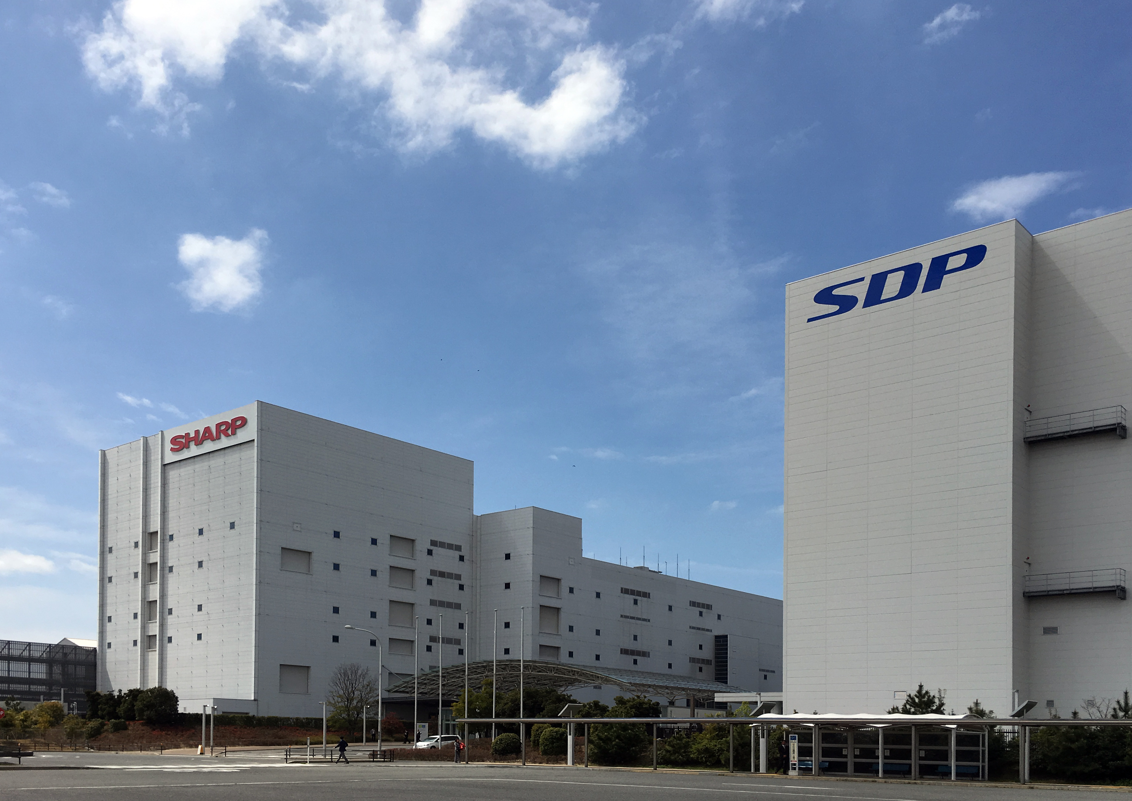 郭台銘買下夏普位於大阪（堺）的10代面板廠（SDP）過半股權，經過3年的時間，終於娶回夏普，也讓郭台銘更有信心能夠進一步挑戰面板龍頭。（東方IC）