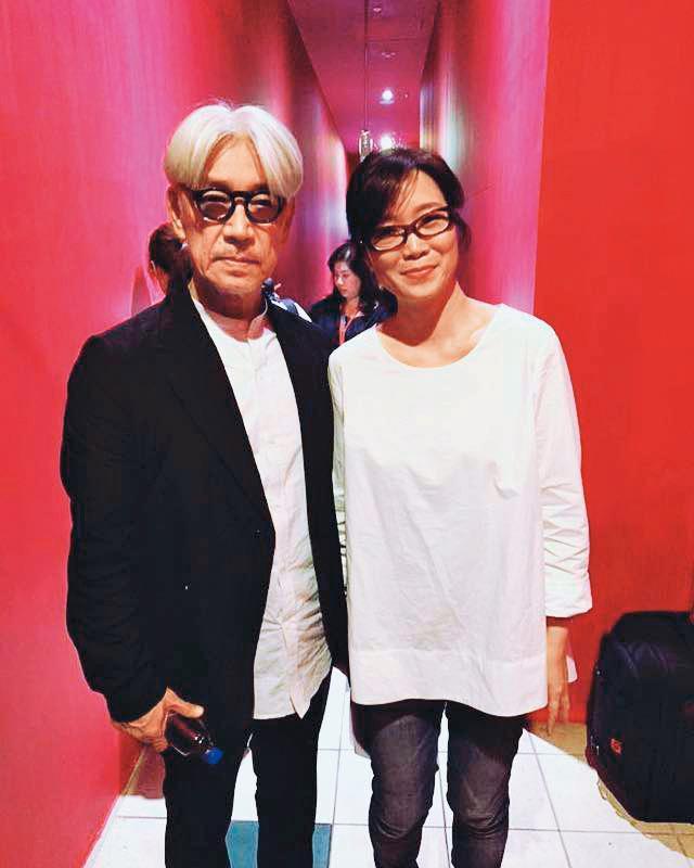 今年6月配樂大師坂本龍一為電影來台，雷光夏獲邀主持映後座談，與偶像見面，令她相當興奮。（翻攝自雷光夏臉書）