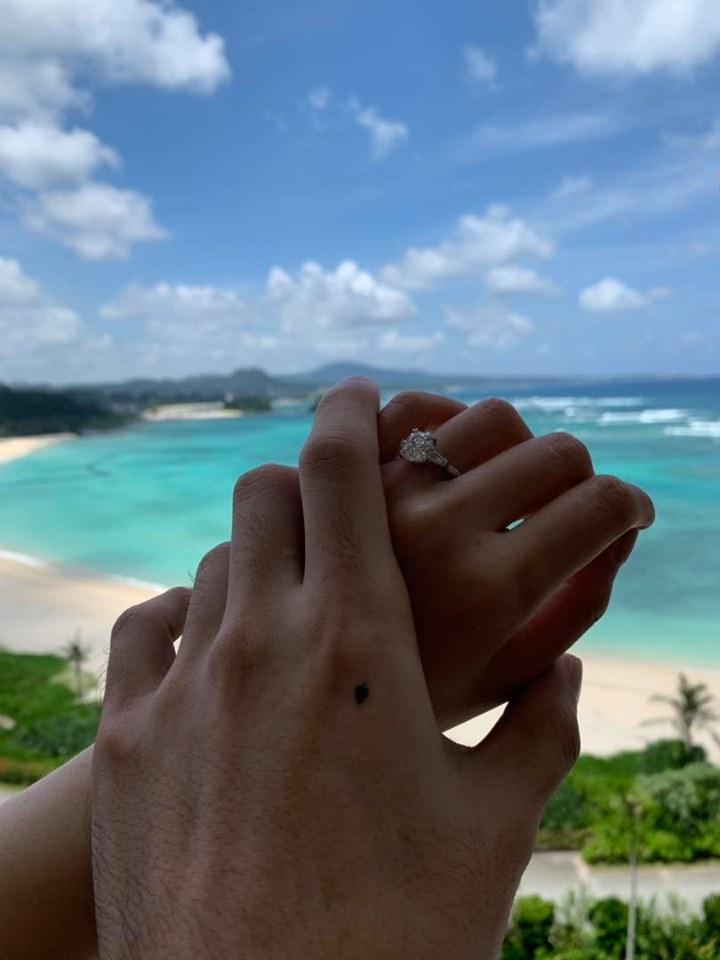 李榮浩以兩克拉、要價300萬的求婚戒,向楊丞琳求婚。(翻攝自楊丞琳臉書)