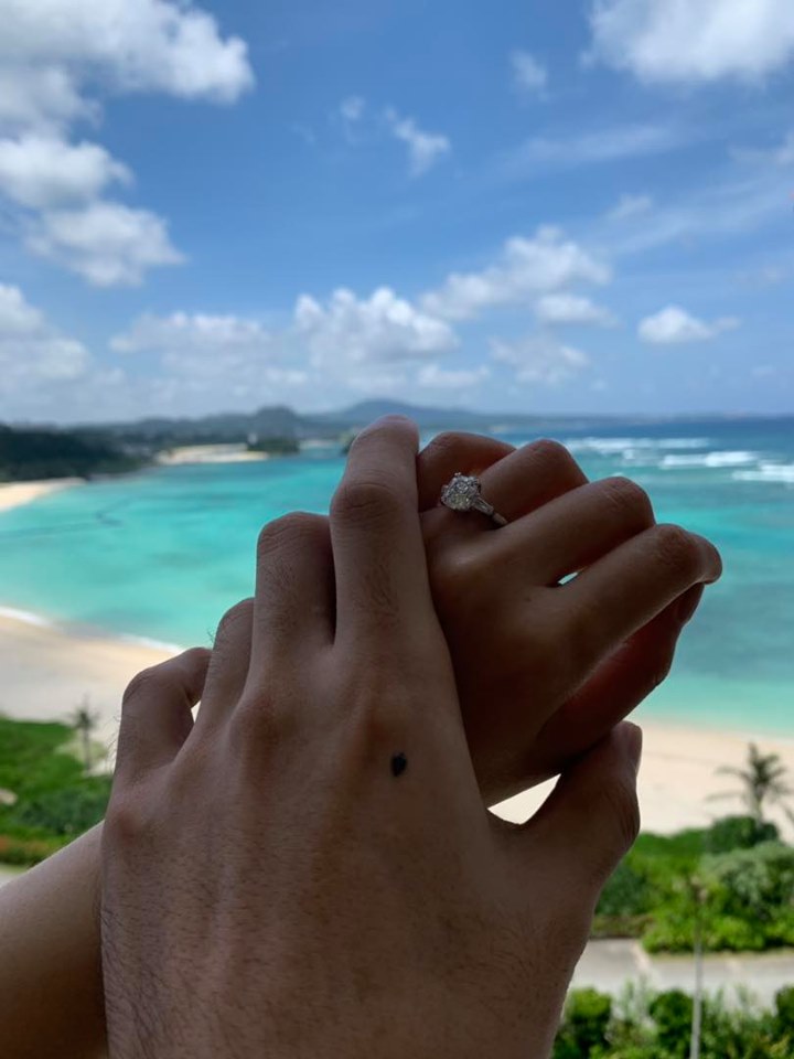 李榮浩以兩克拉、要價300萬的求婚戒,向楊丞琳求婚。(翻攝自楊丞琳臉書)