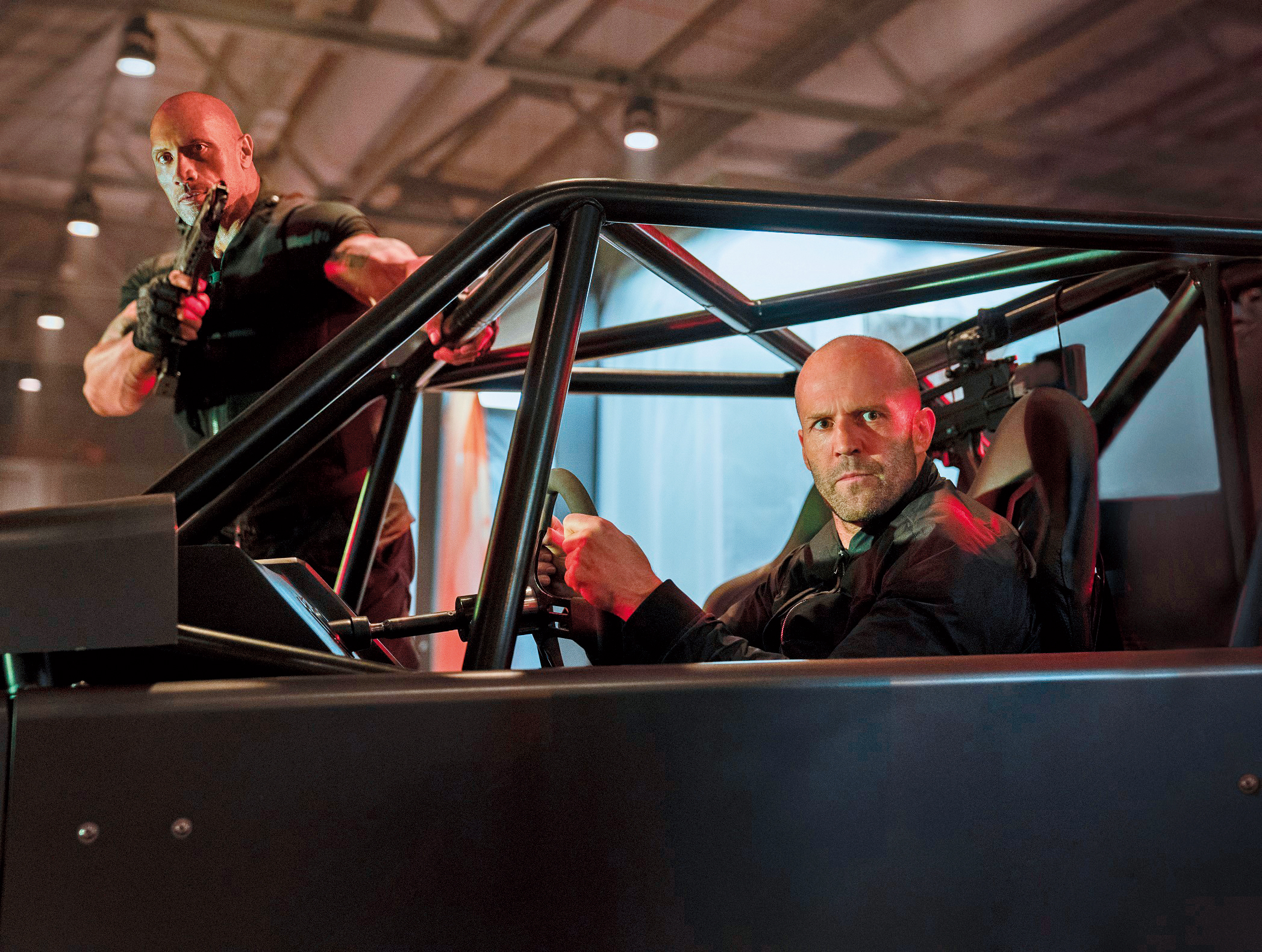 外傳比本傳更加精采，巨石強森與傑森史塔森擦出驚人火花，嘴砲互嗆效果與兩人擅長的動作場面一樣吸引。（UIP提供）