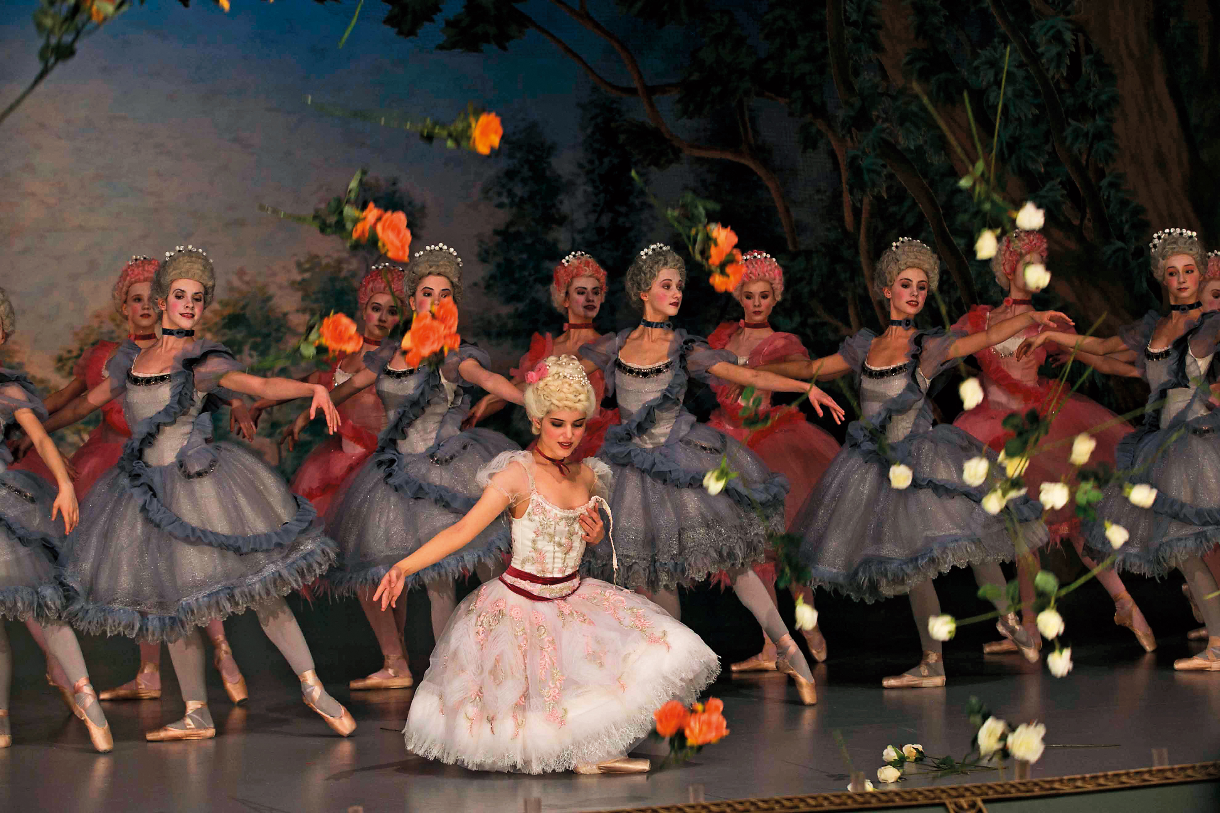 傳奇芭蕾舞女伶遭人算計，舞衣在眾人面前滑落，卻贏得俄國王儲的心，兩人的禁忌之戀猶如大型宮鬥劇。（天馬行空提供）