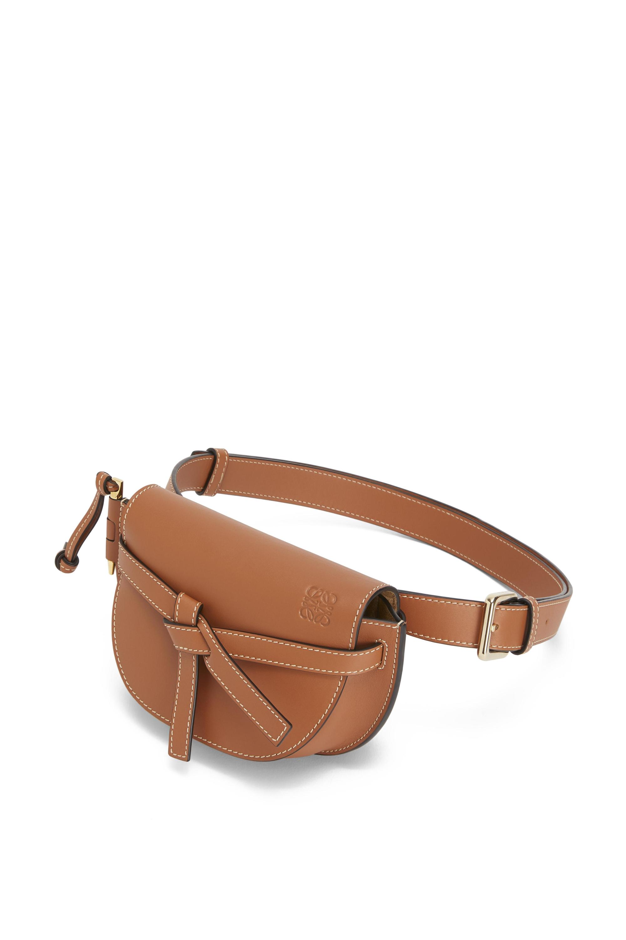 Gate Bumbag焦糖色小牛皮斜背腰包。$51,000（LOEWE提供）