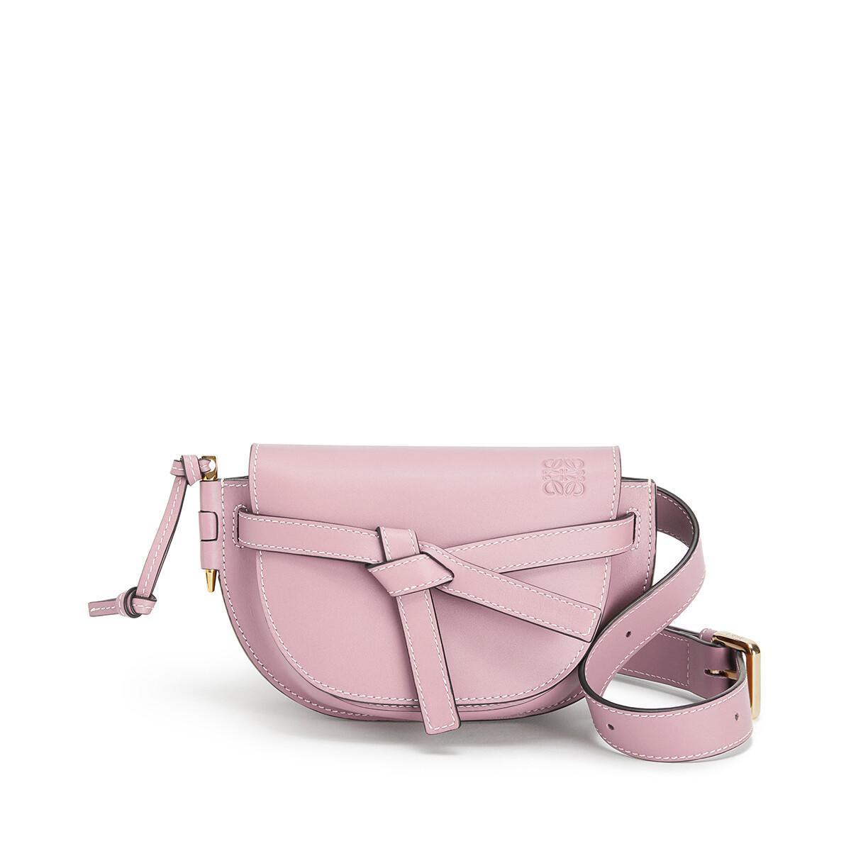 Gate Bumbag粉色小牛皮斜背腰包。$51,000（LOEWE提供）