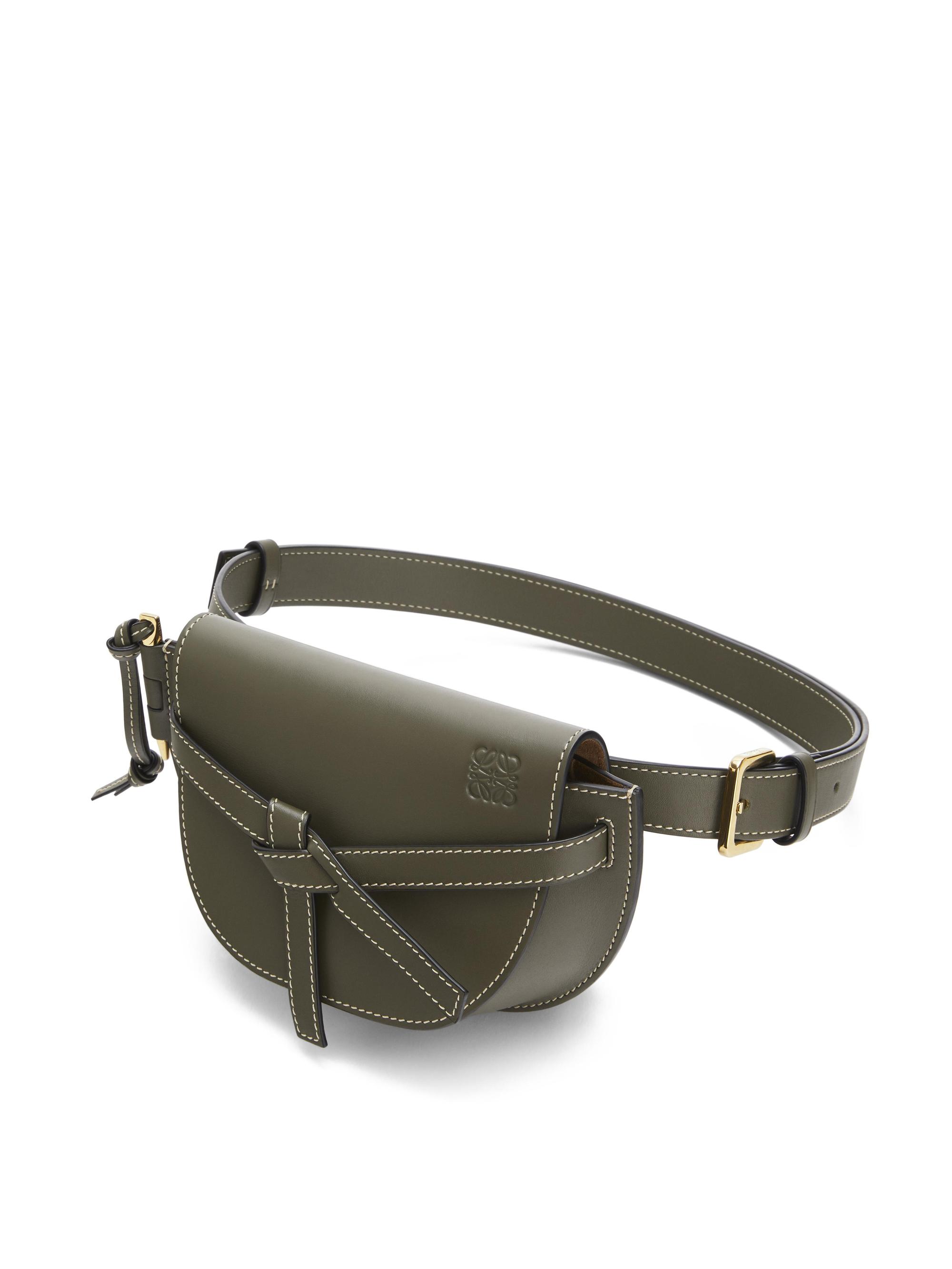 Gate Bumbag墨綠色小牛皮斜背腰包。$51,000（LOEWE提供）