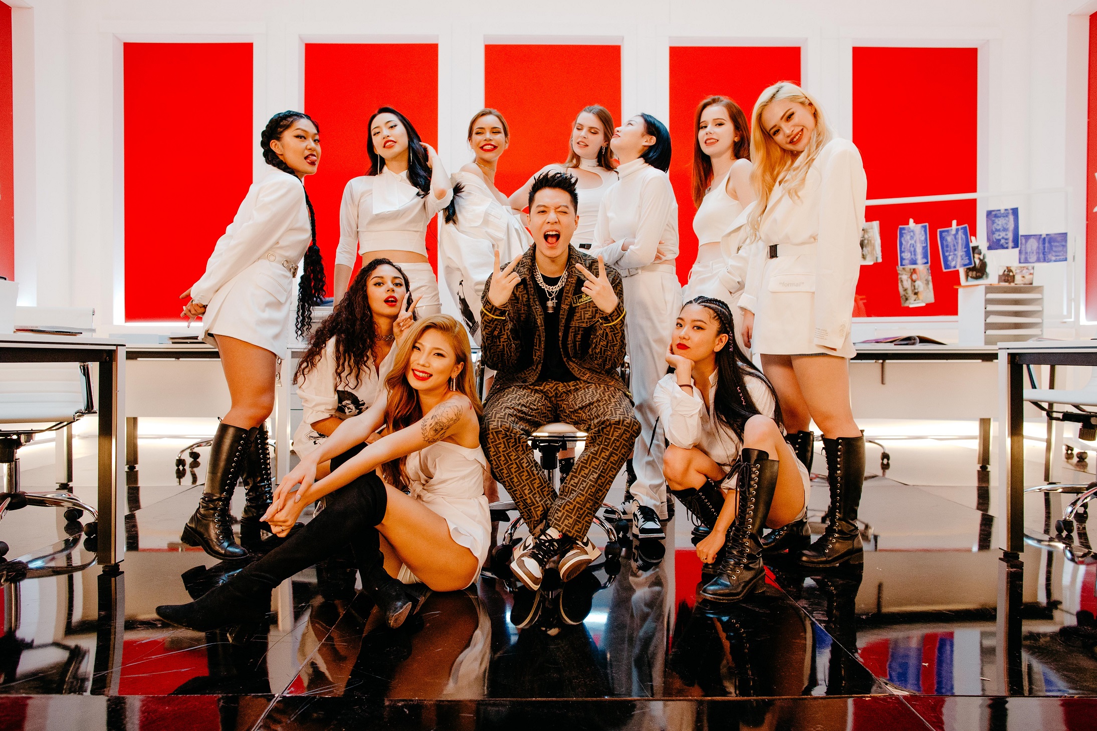 第二首主打〈All These Girls〉MV中,有10位性感女模入鏡,讓周湯豪大享齊人之福。(索尼音樂提供)