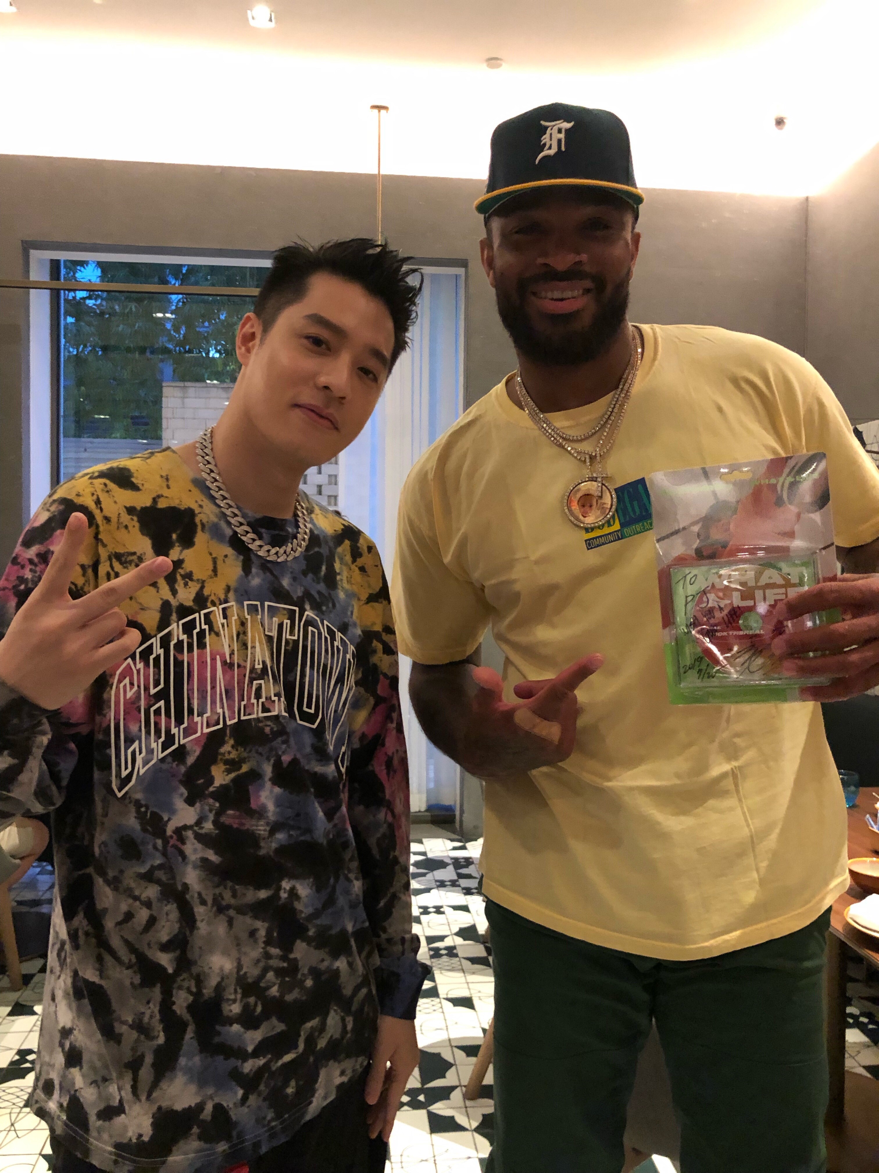 周湯豪出席上海潮流球鞋平台活動,與NBA火箭隊球星、美國知名「鞋王」P. J. Tucke相見歡。(索尼音樂提供)