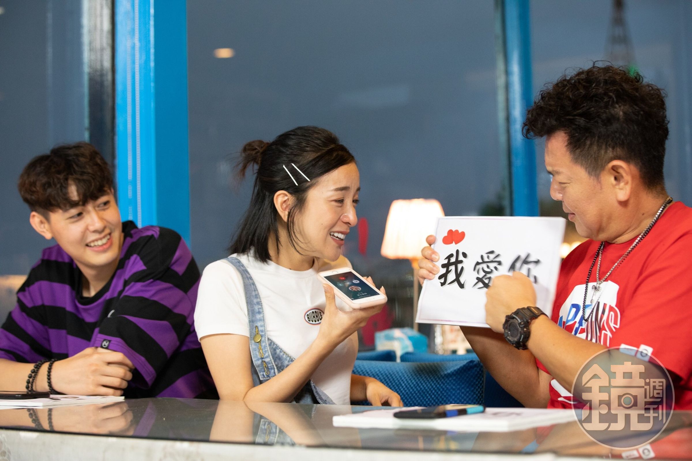 梁凱莉打電話給經紀人，一句話都還沒說完就已經哭的鼻涕眼淚齊流，當場嚇壞庹宗康。（衛視提供）