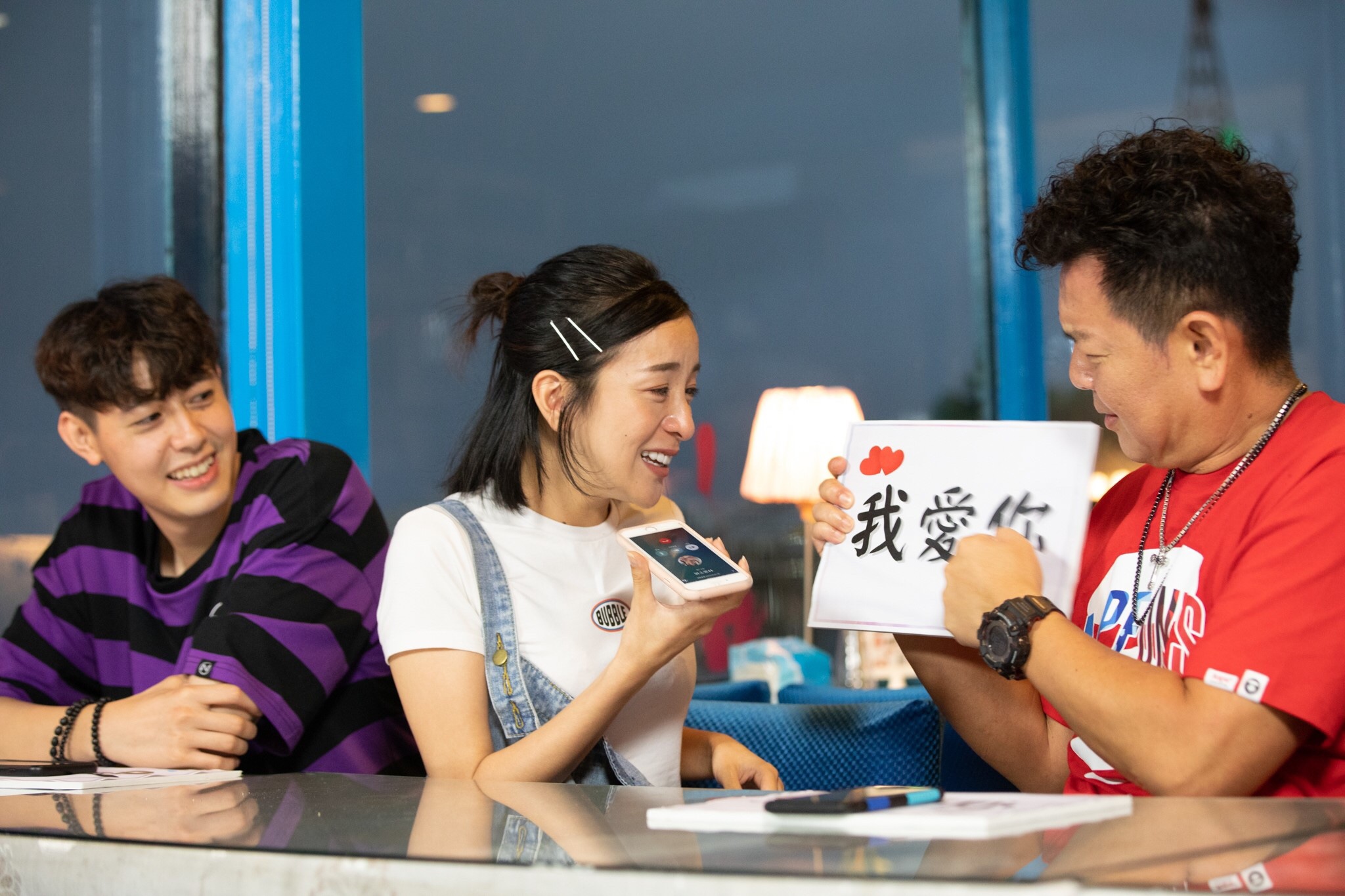 梁凱莉打電話給經紀人，一句話都還沒說完就已經哭的鼻涕眼淚齊流，當場嚇壞庹宗康。（衛視提供）