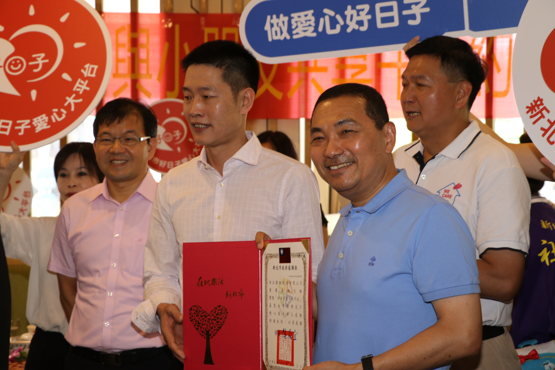 新北市長侯友宜頒發感謝狀給重慶秦媽火鍋總經理詹訓河，表揚其熱心善舉。（翻攝畫面）