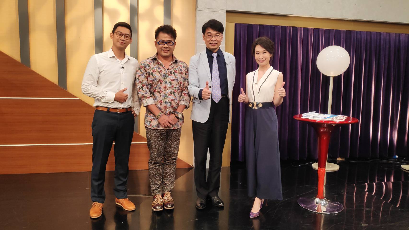 林國基（左二）是許多天王天后的御用服裝設計師，他上年代新聞《聚焦2.0》自揭身體隱疾。（年代提供）