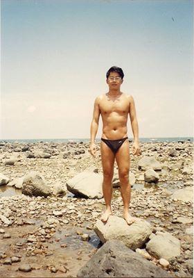現年57歲的林國基，曬出30歲時的泳裝造型，壯碩黝黑的身形與現今差異頗大。（年代提供）